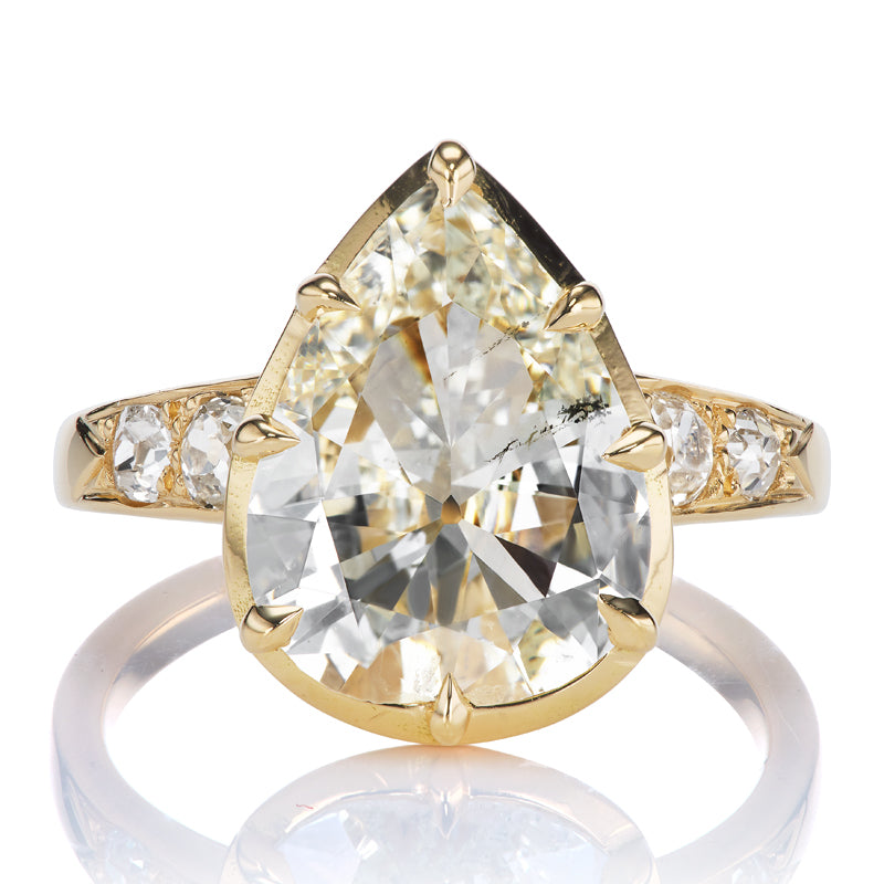 Spready Pear Diamond in 18kt Gold Collet Setting