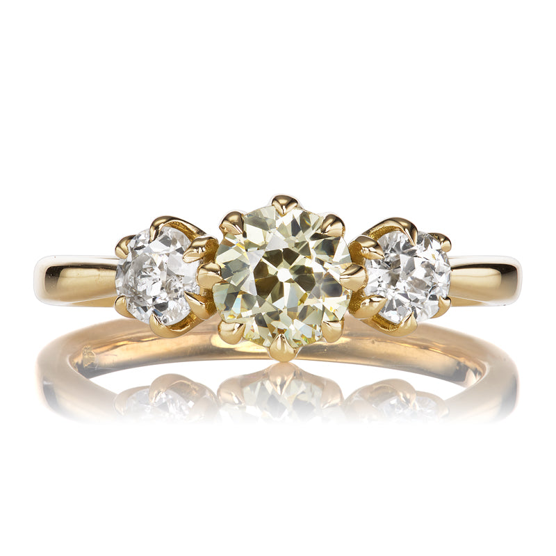 Contrasting Three-Stone Diamond Ring in 18kt Gold Setting