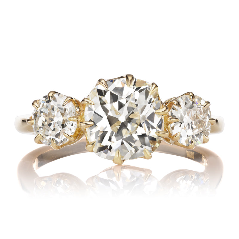 Warm Three-Stone Diamond Ring in 18kt Gold Setting