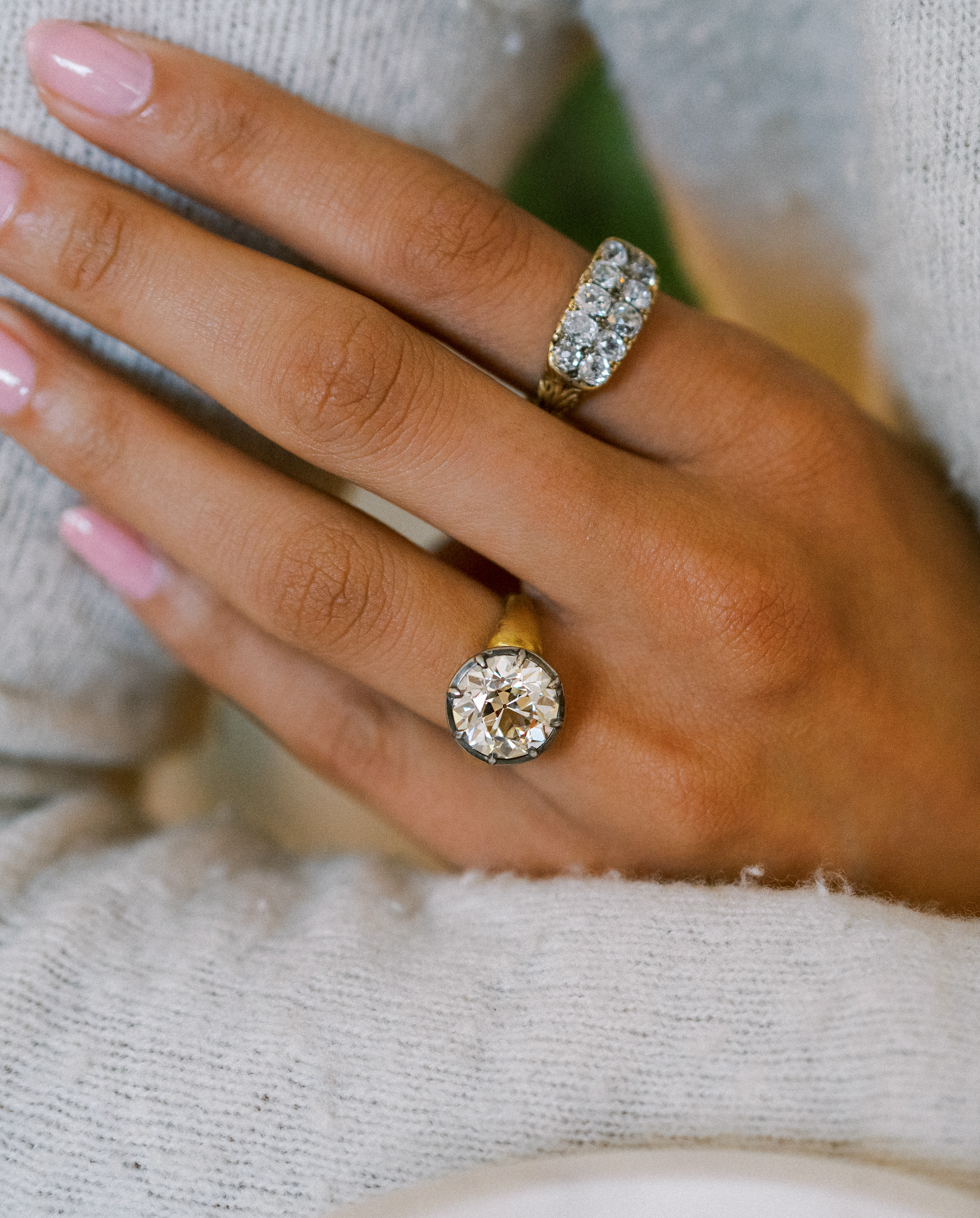 j-k-l color, vs clarity diamond in two-tone setting