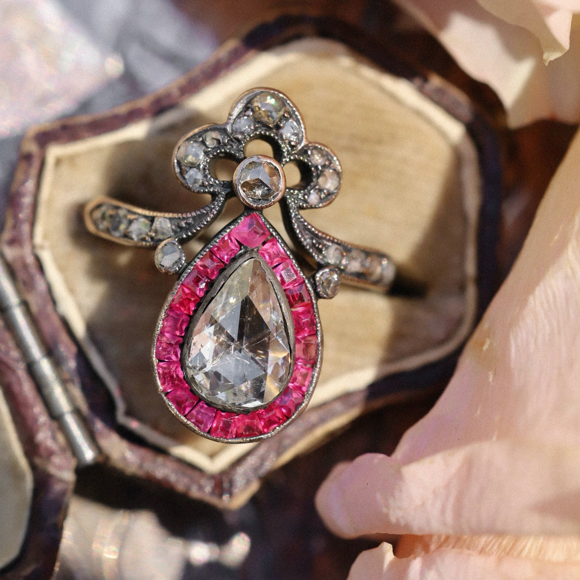 ANTIQUE engagement ring with gemstone