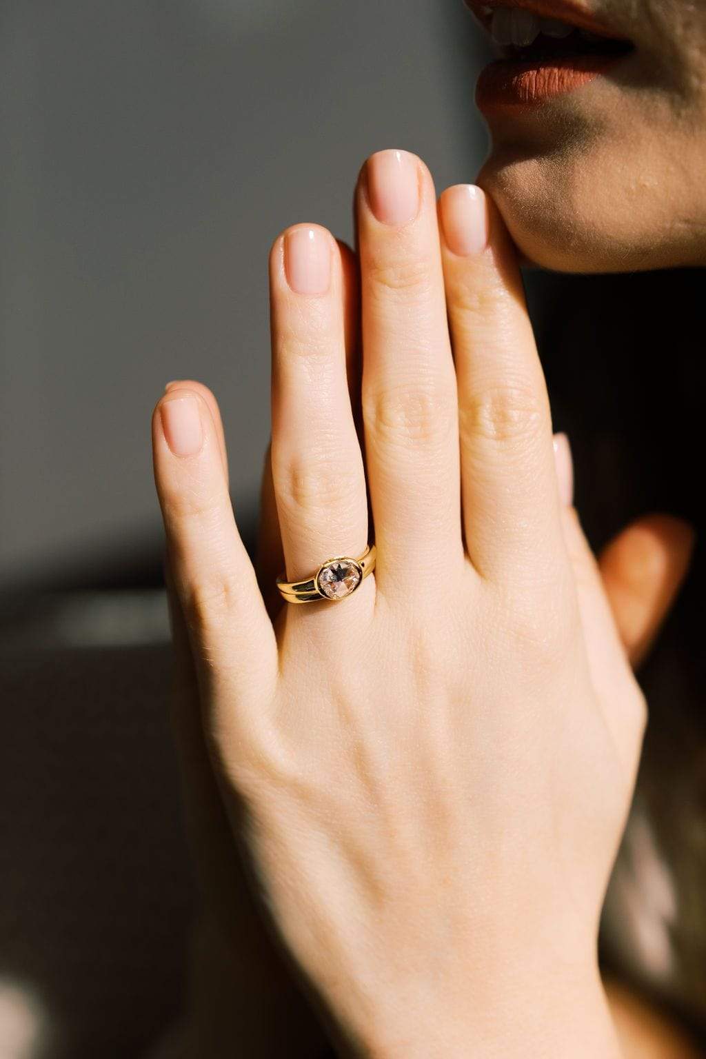 d-e-f color, si-i clarity in yellow gold setting