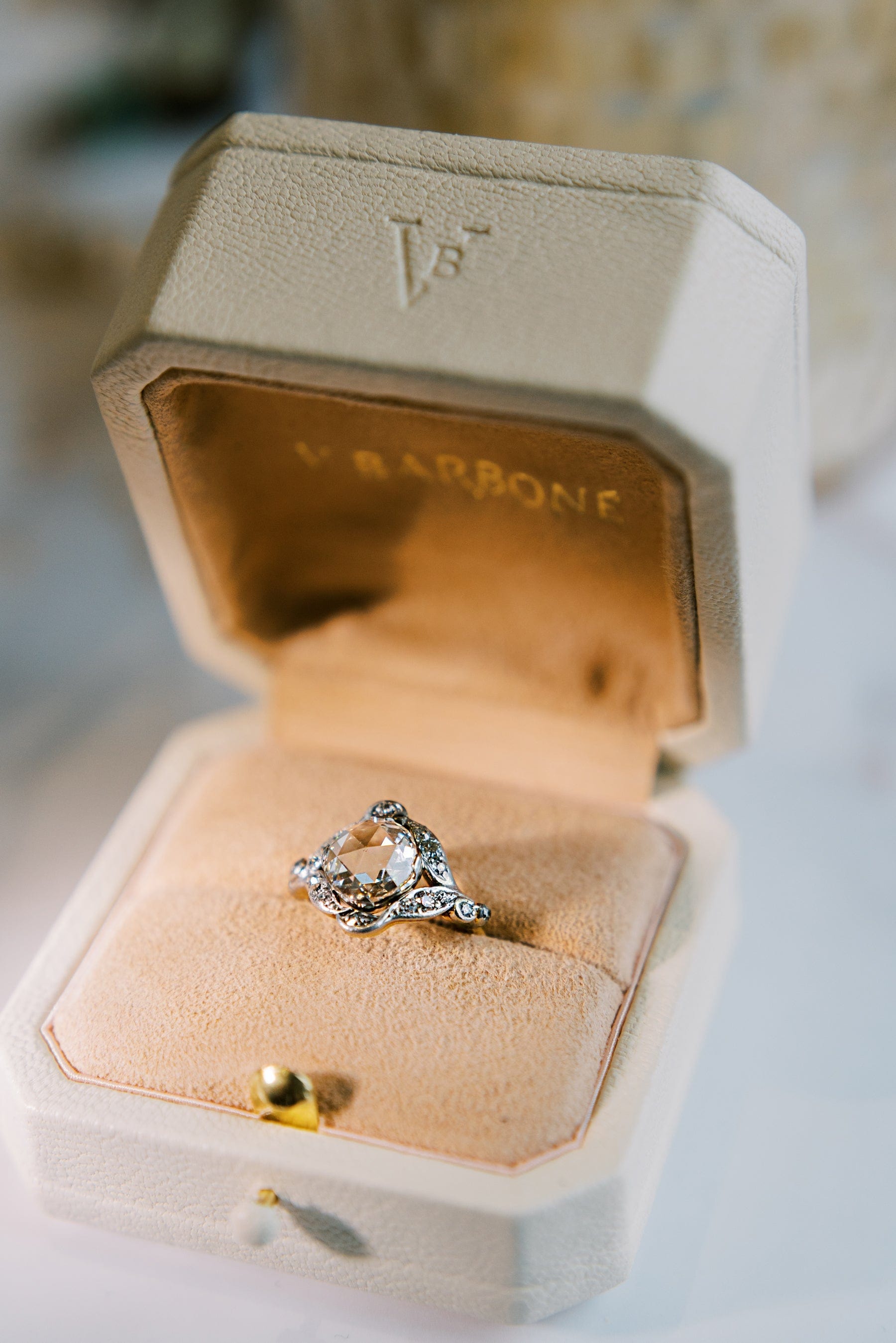 j-k-l color, si-i clarity diamond in two-tone setting