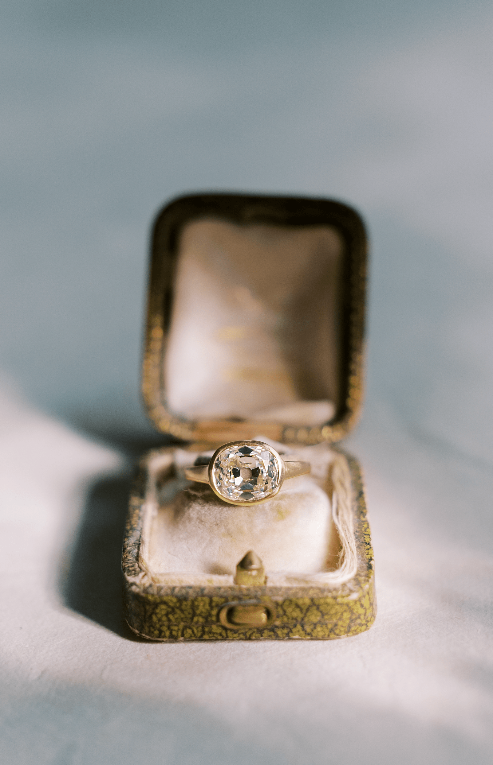 m-z color, vs clarity diamond in yellow gold setting