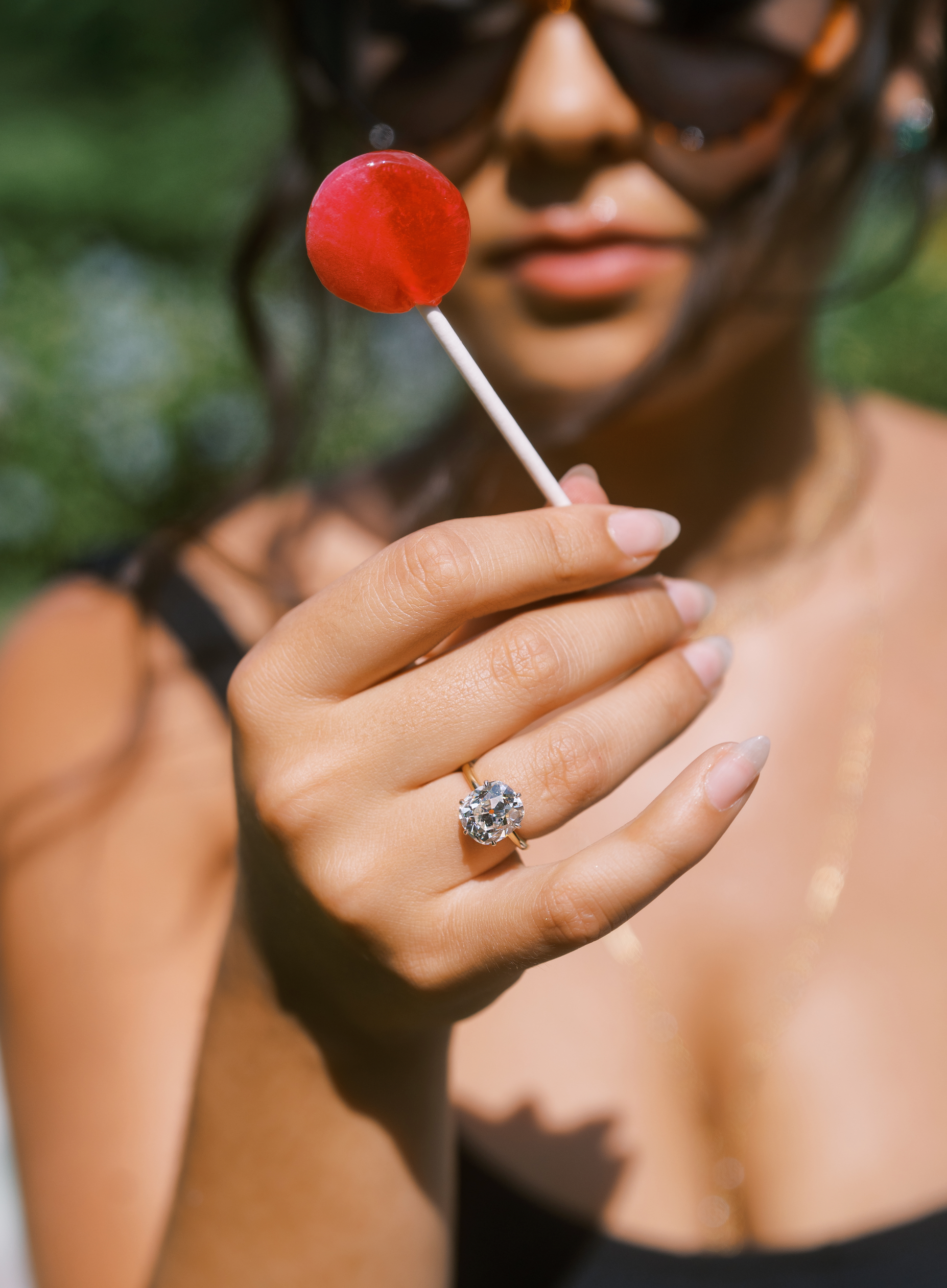 j-k-l color, vs clarity diamond in two-tone setting