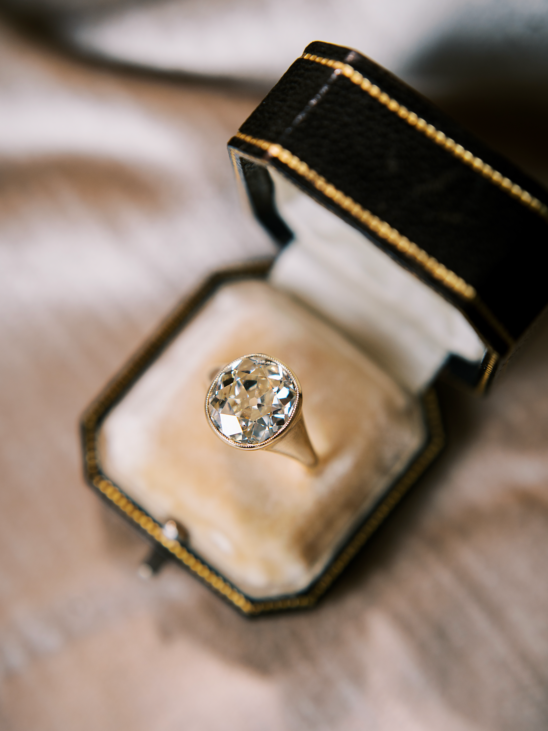 m-z color, si-i clarity diamond in yellow gold setting