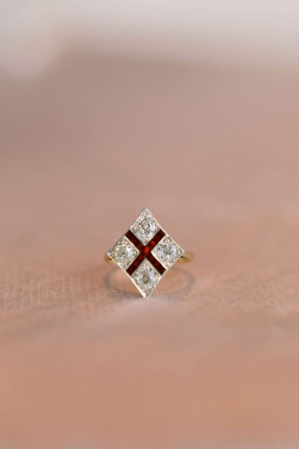 m-z color, si-i clarity in yellow gold setting