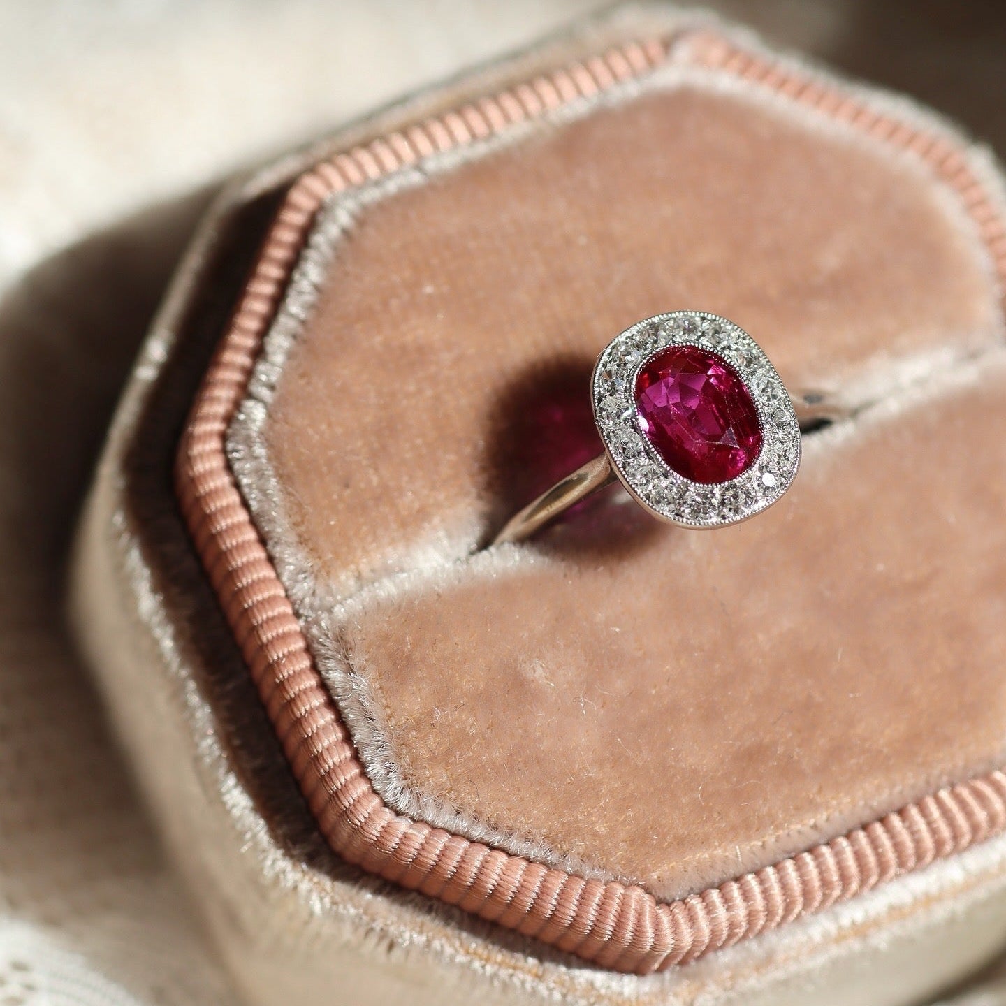ANTIQUE engagement ring with gemstone