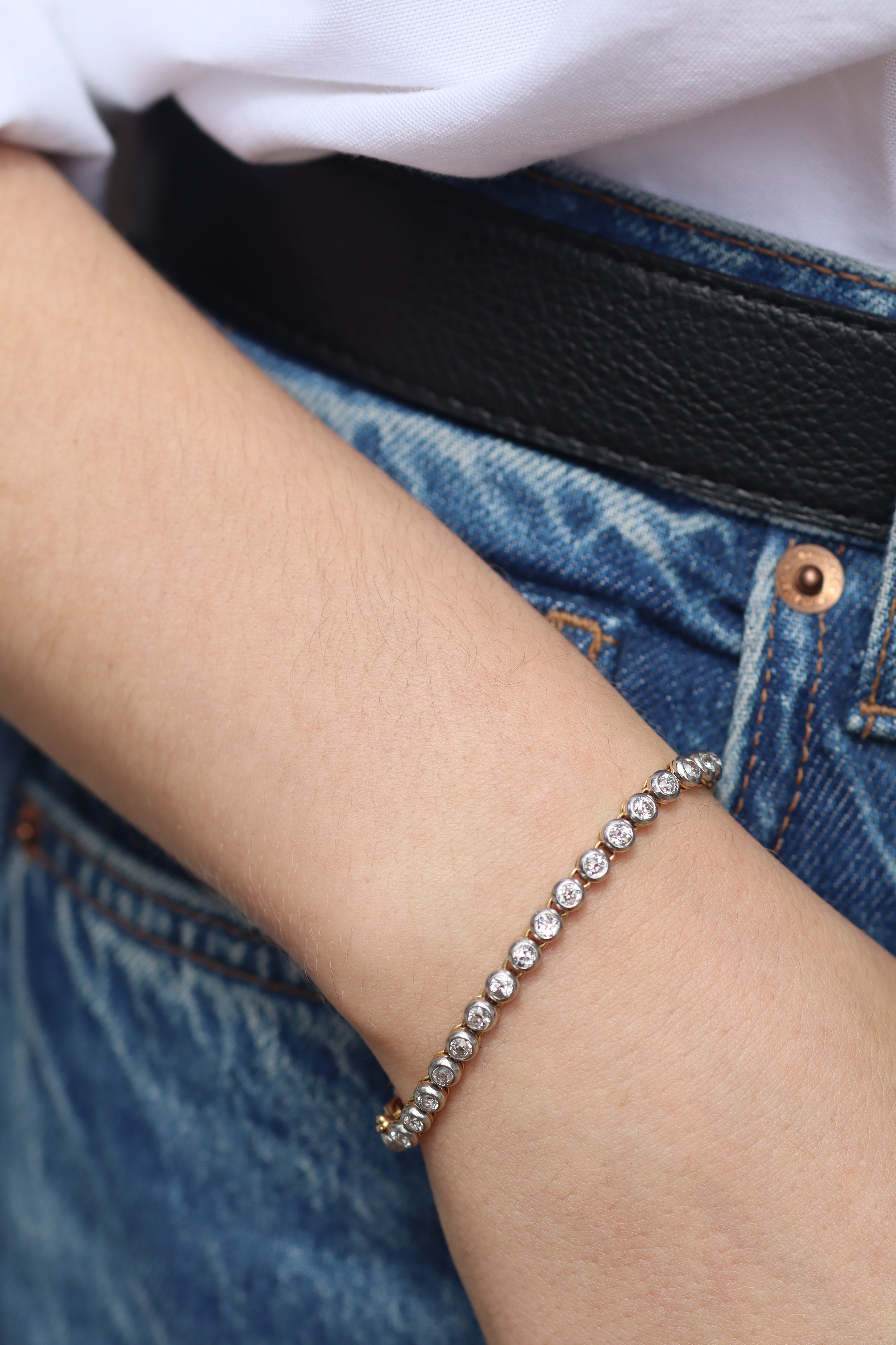 j-k-l color, vs clarity diamond in two-tone setting