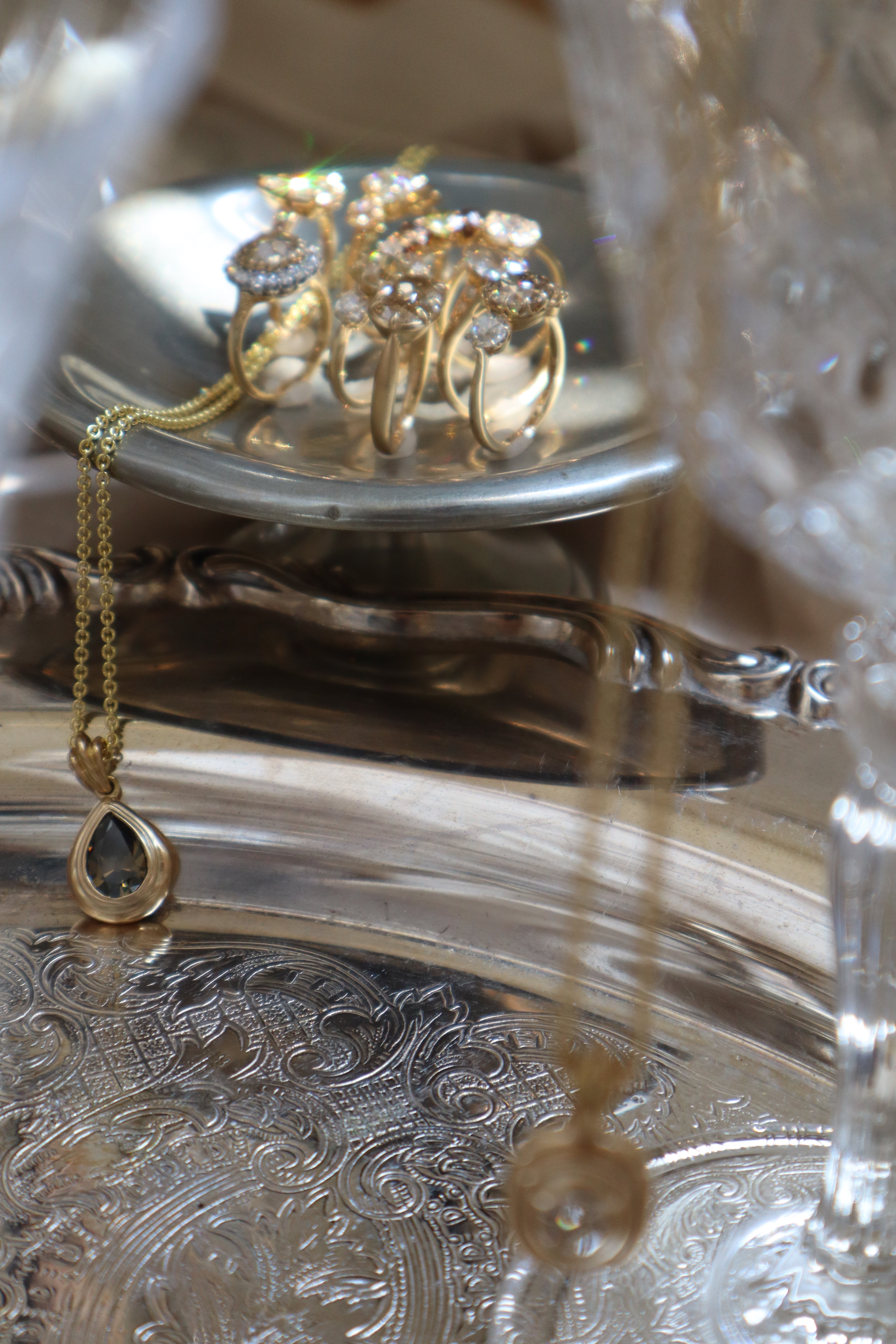 fancy color, si-i clarity diamond charms & pendants in yellow gold setting