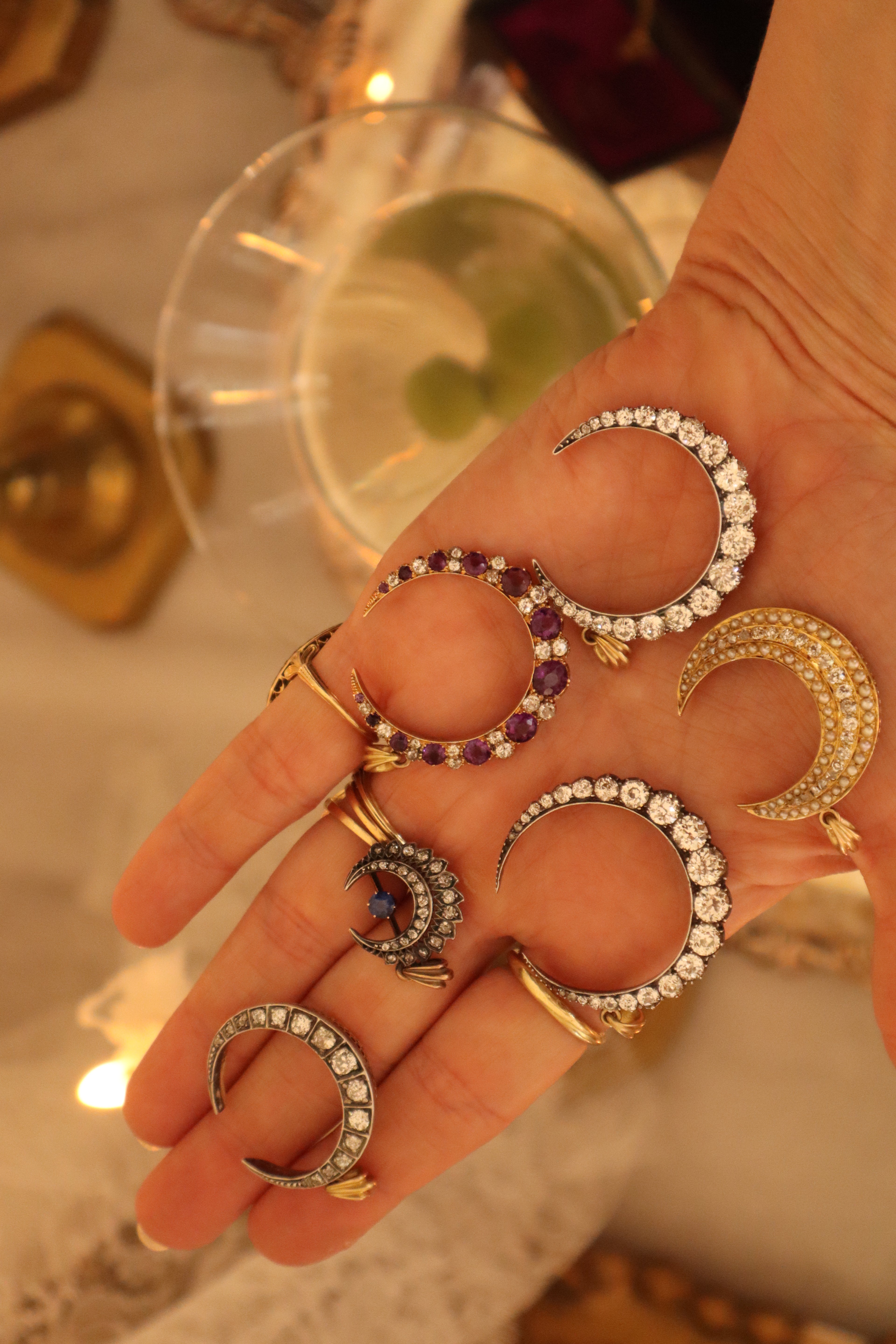 j-k-l color, vs clarity diamond in two-tone setting