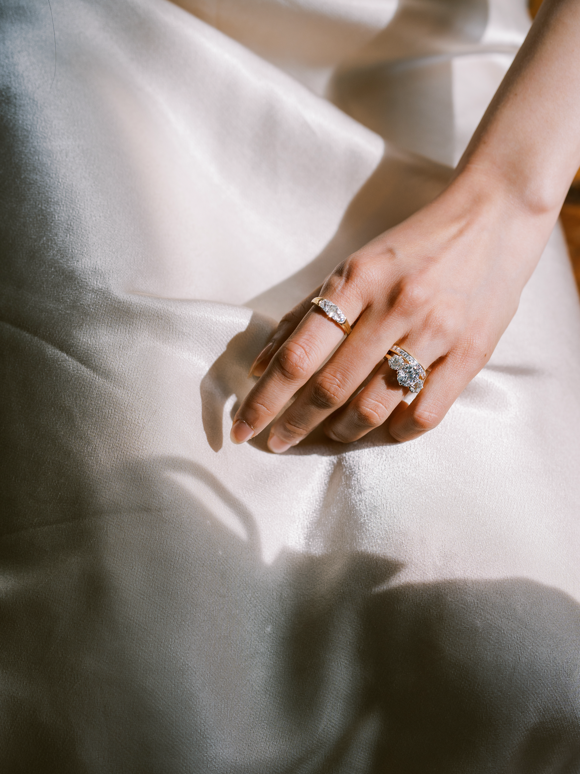 d-e-f color, vs clarity in yellow gold setting