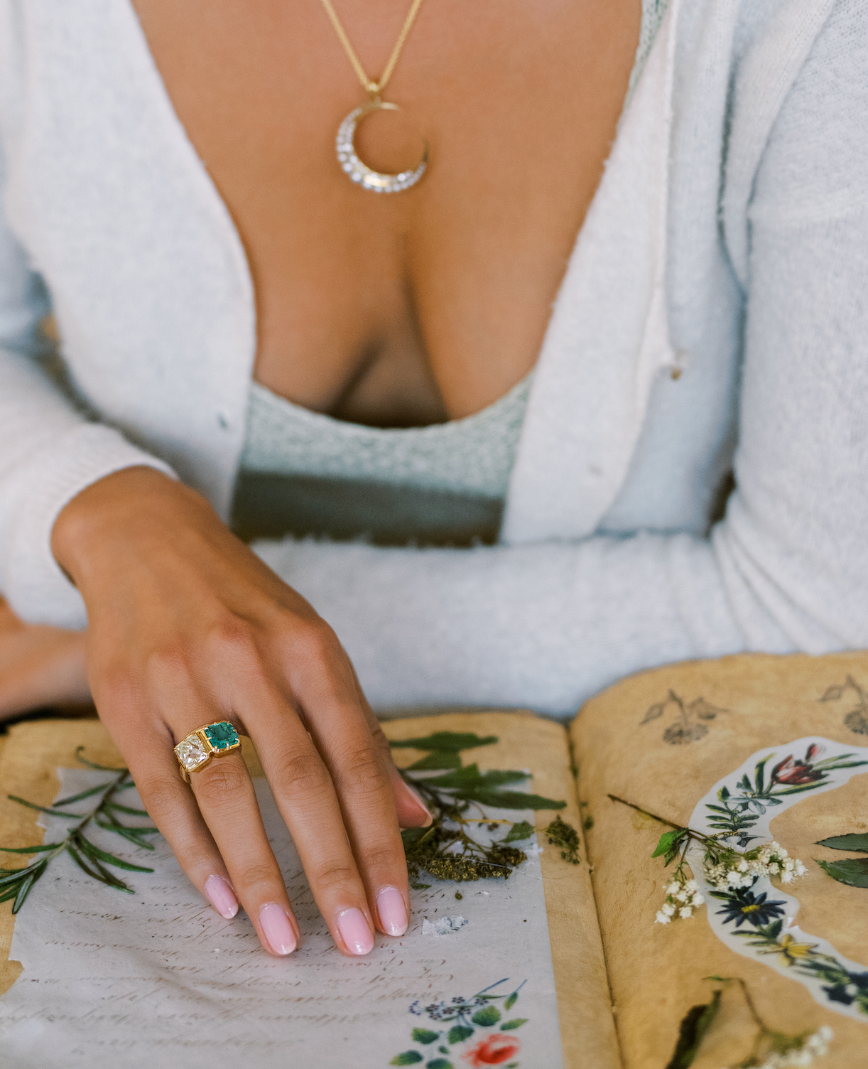 m-z color, si-i clarity diamond in yellow gold setting