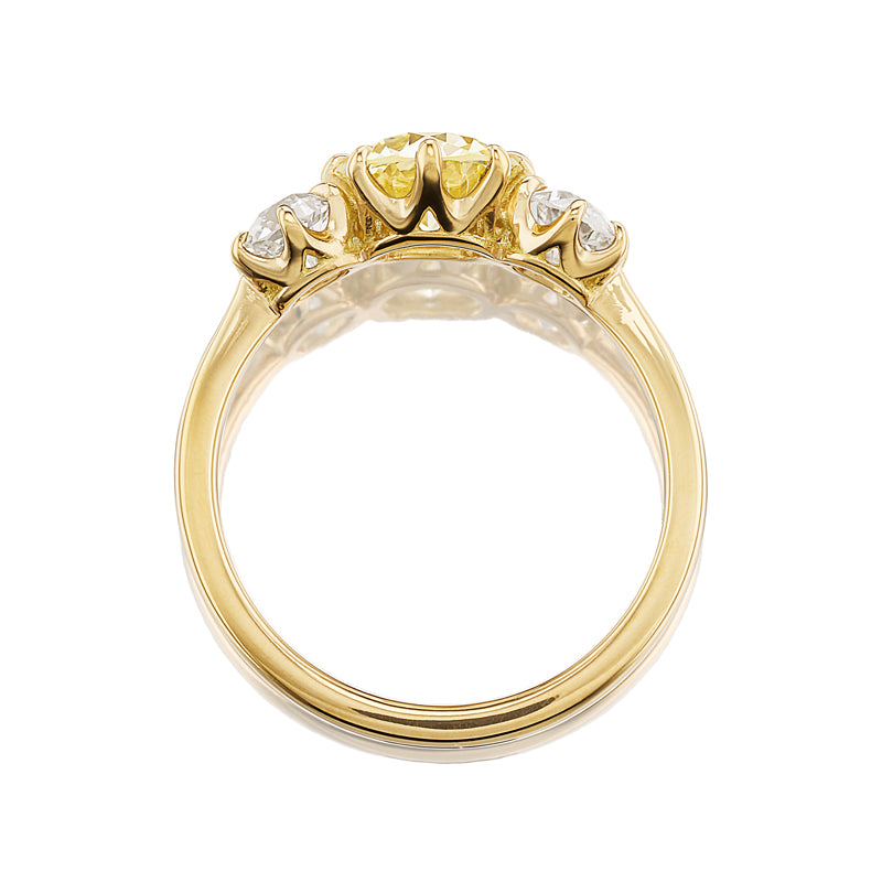 fancy color, si-i clarity diamond in yellow gold setting