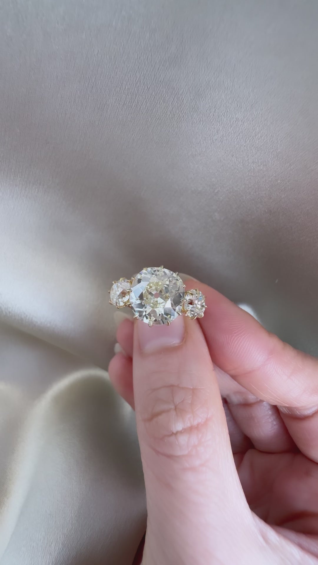 m-z color, si-i clarity diamond in yellow gold setting