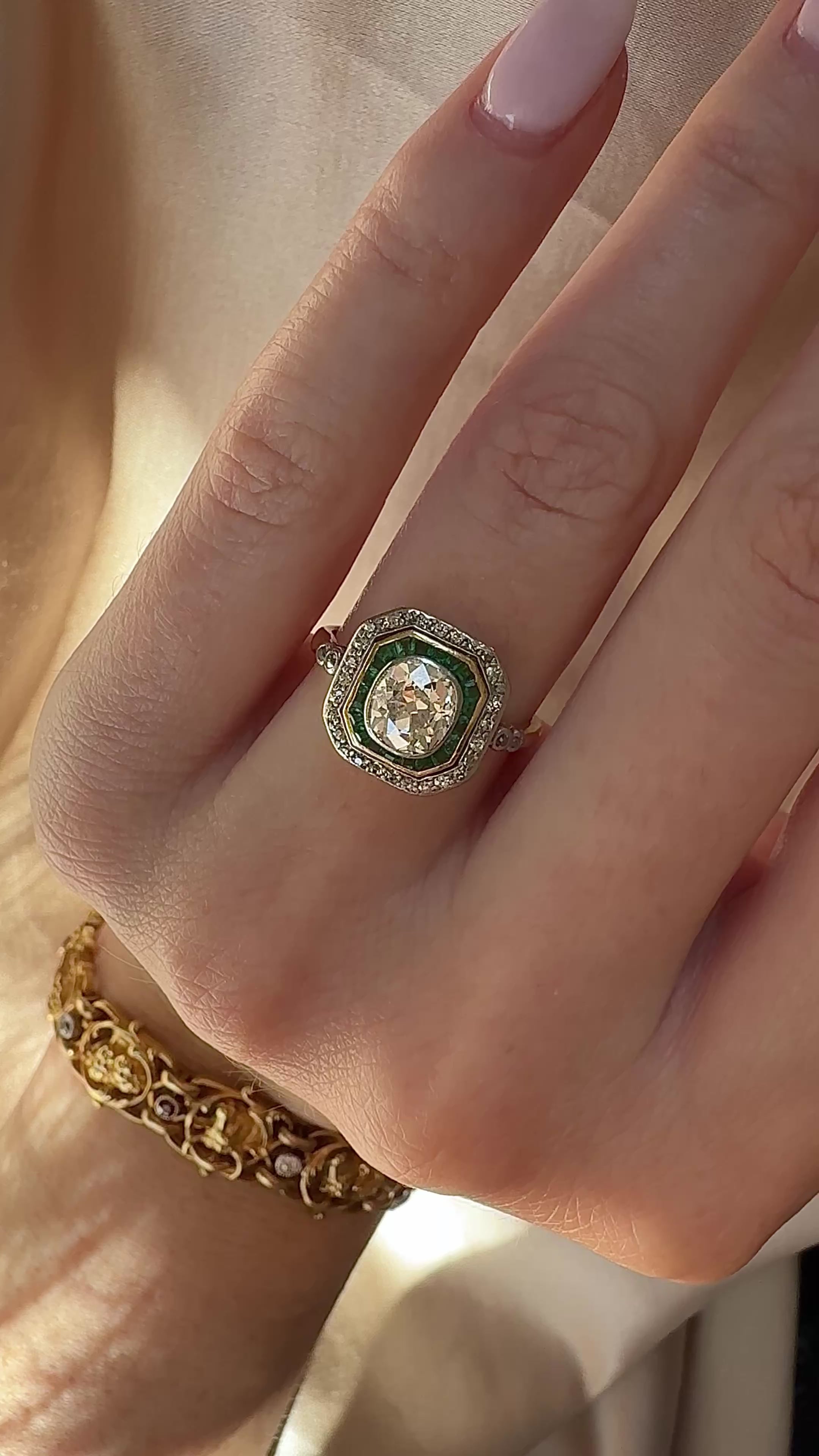 g-h-i color, si-i clarity diamond in two-tone setting