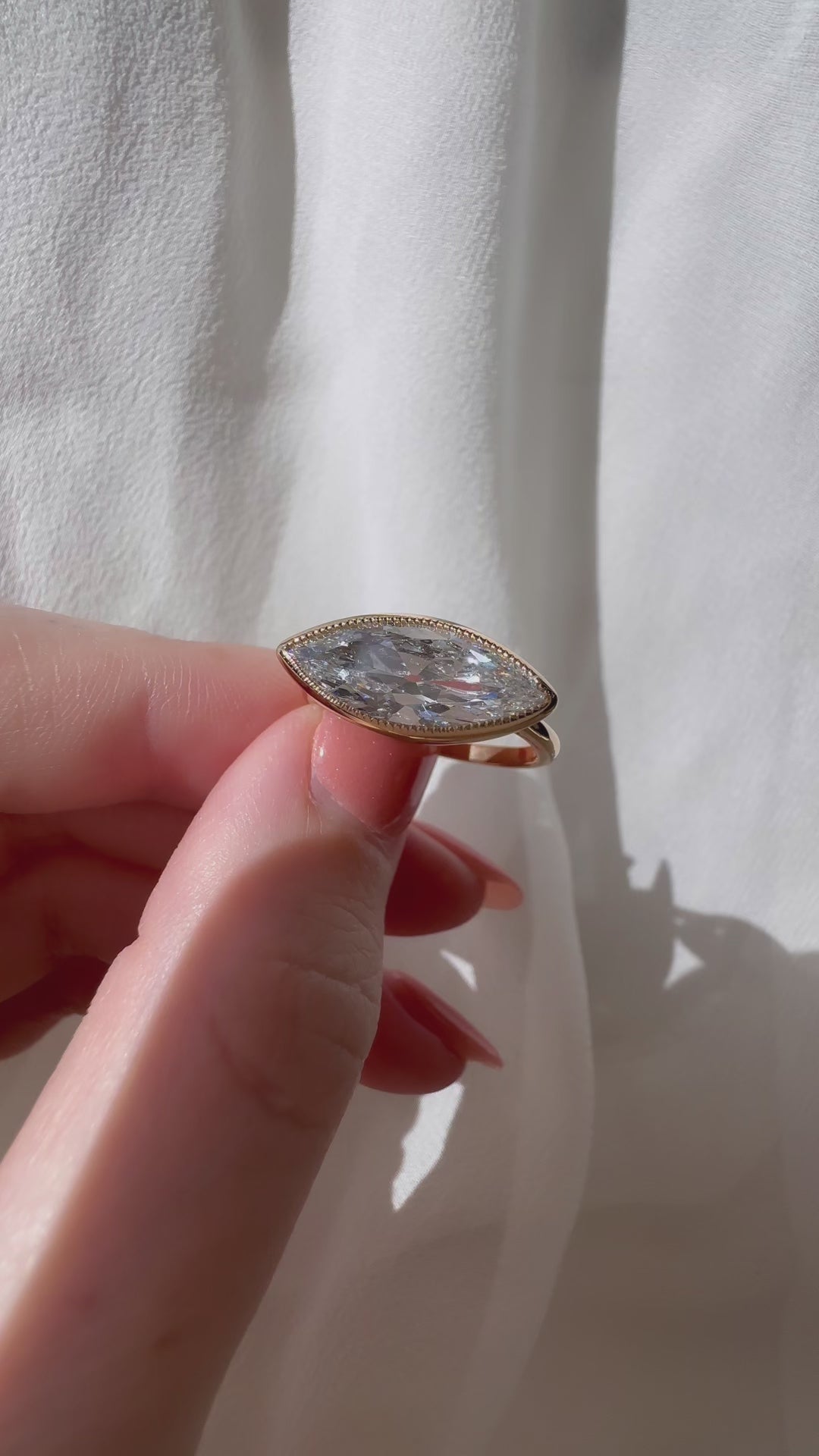 d-e-f color, si-i clarity diamond in yellow gold setting