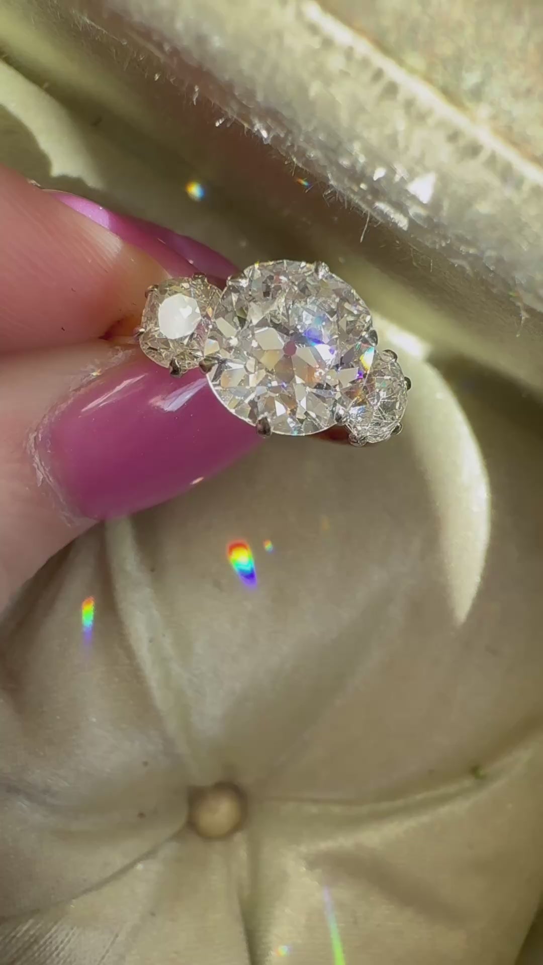 g-h-i color, si-i clarity diamond in two-tone setting