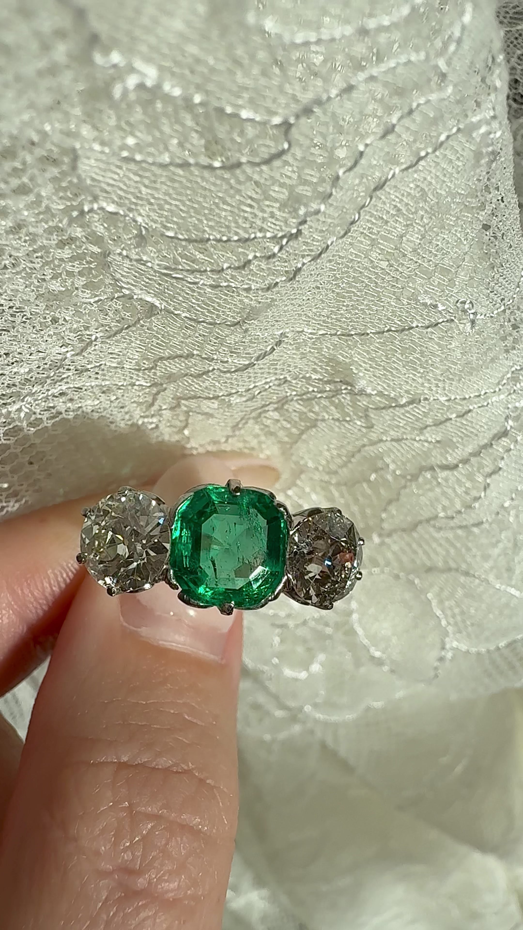 g-h-i color, si-i clarity diamond in two-tone setting