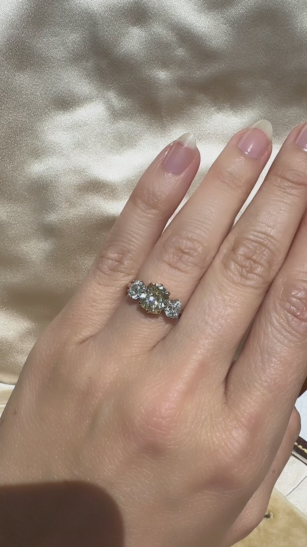 m-z color, vs clarity diamond in two-tone setting