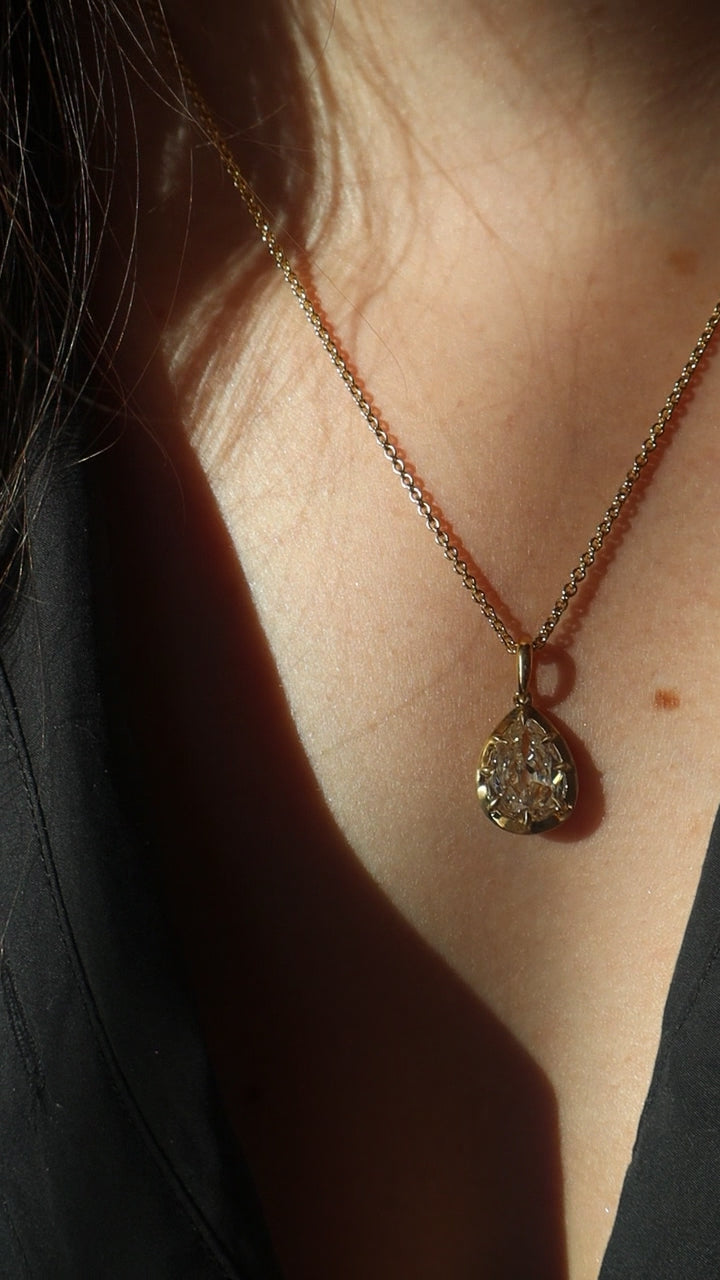 fancy color, si-i clarity diamond in yellow gold setting