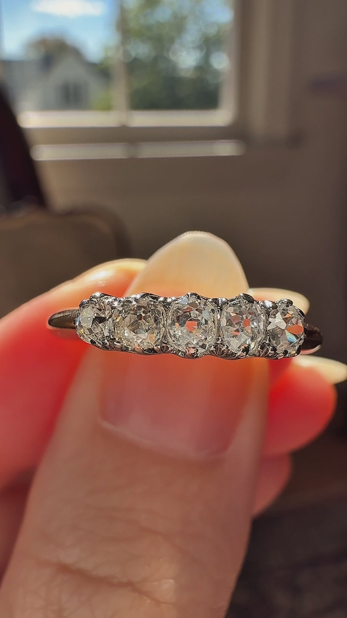 g-h-i color, si-i clarity diamond in two-tone setting