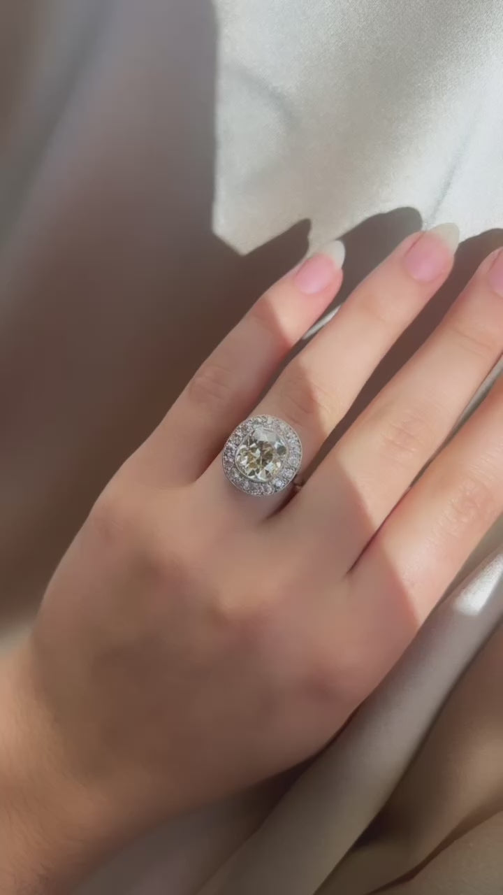 m-z color, vs clarity diamond in platinum setting