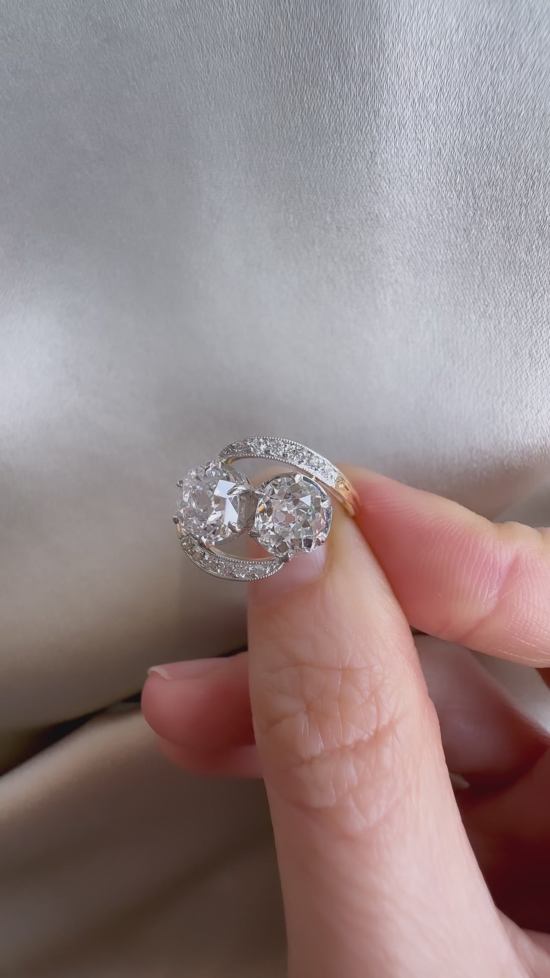 d-e-f color, diamond in two-tone setting