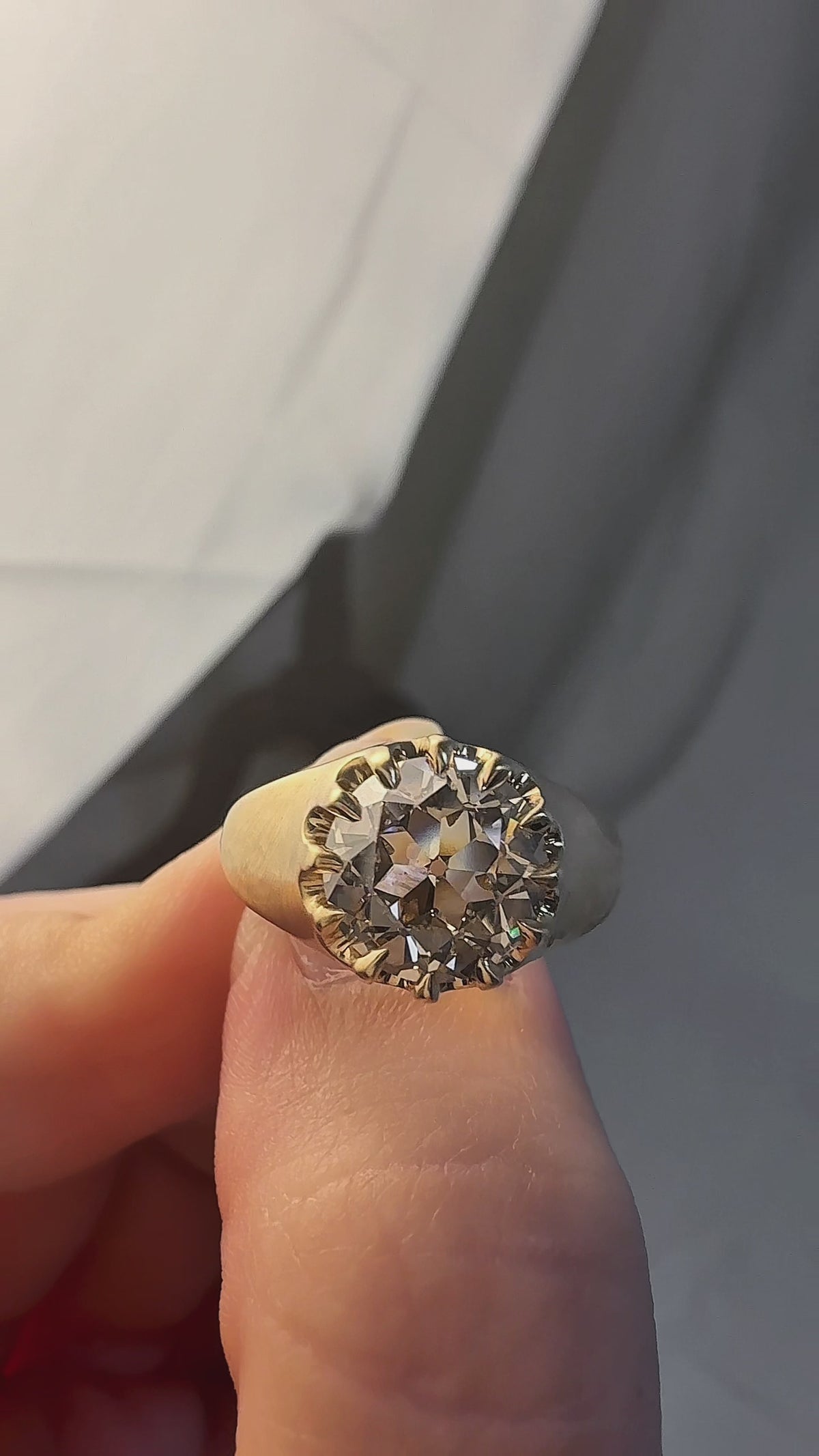 m-z color, si-i clarity diamond in yellow gold setting