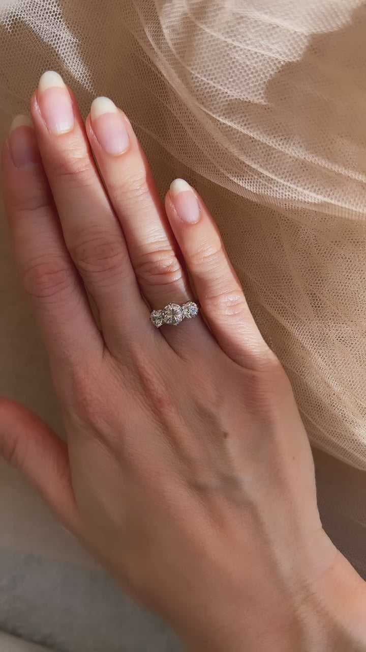 g-h-i color, vs clarity diamond in two-tone setting