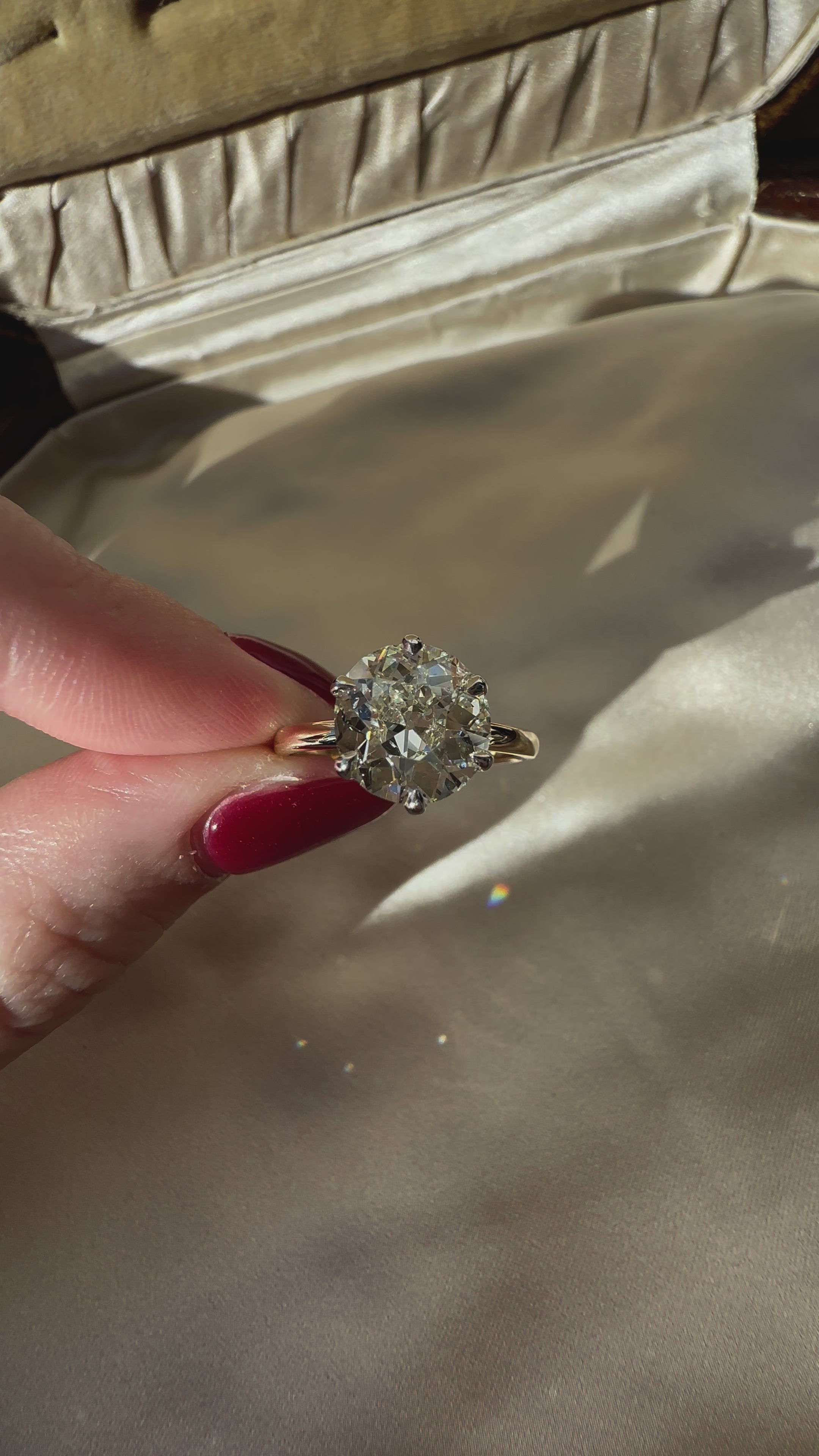 j-k-l color, vs clarity diamond in two-tone setting