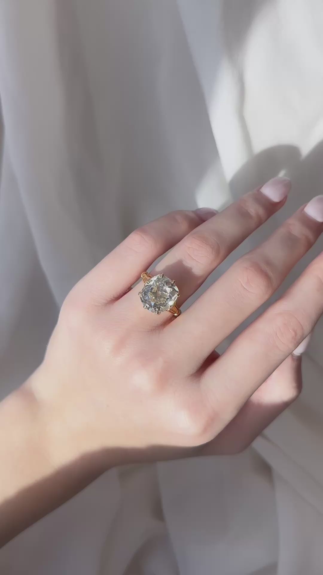 m-z color, si-i clarity diamond in yellow gold setting