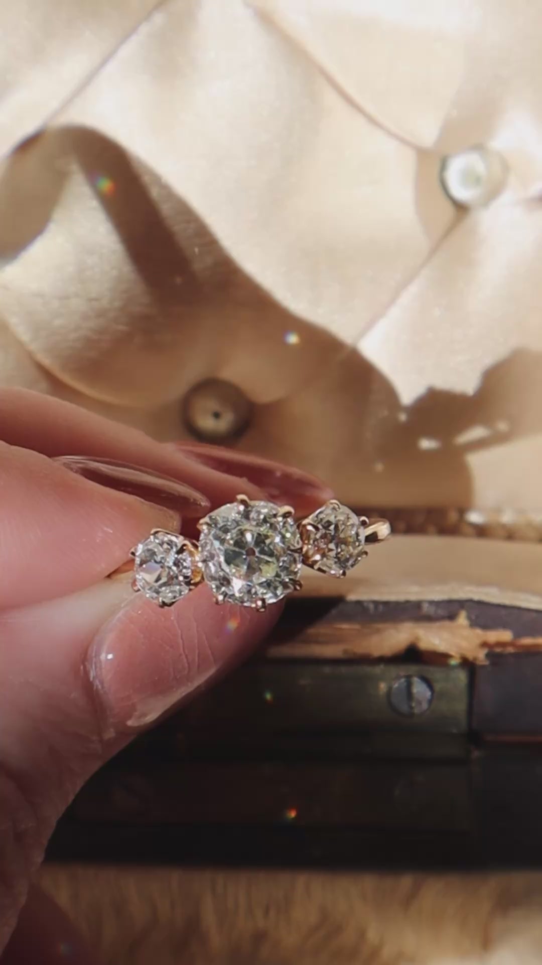 m-z color, si-i clarity diamond in yellow gold setting