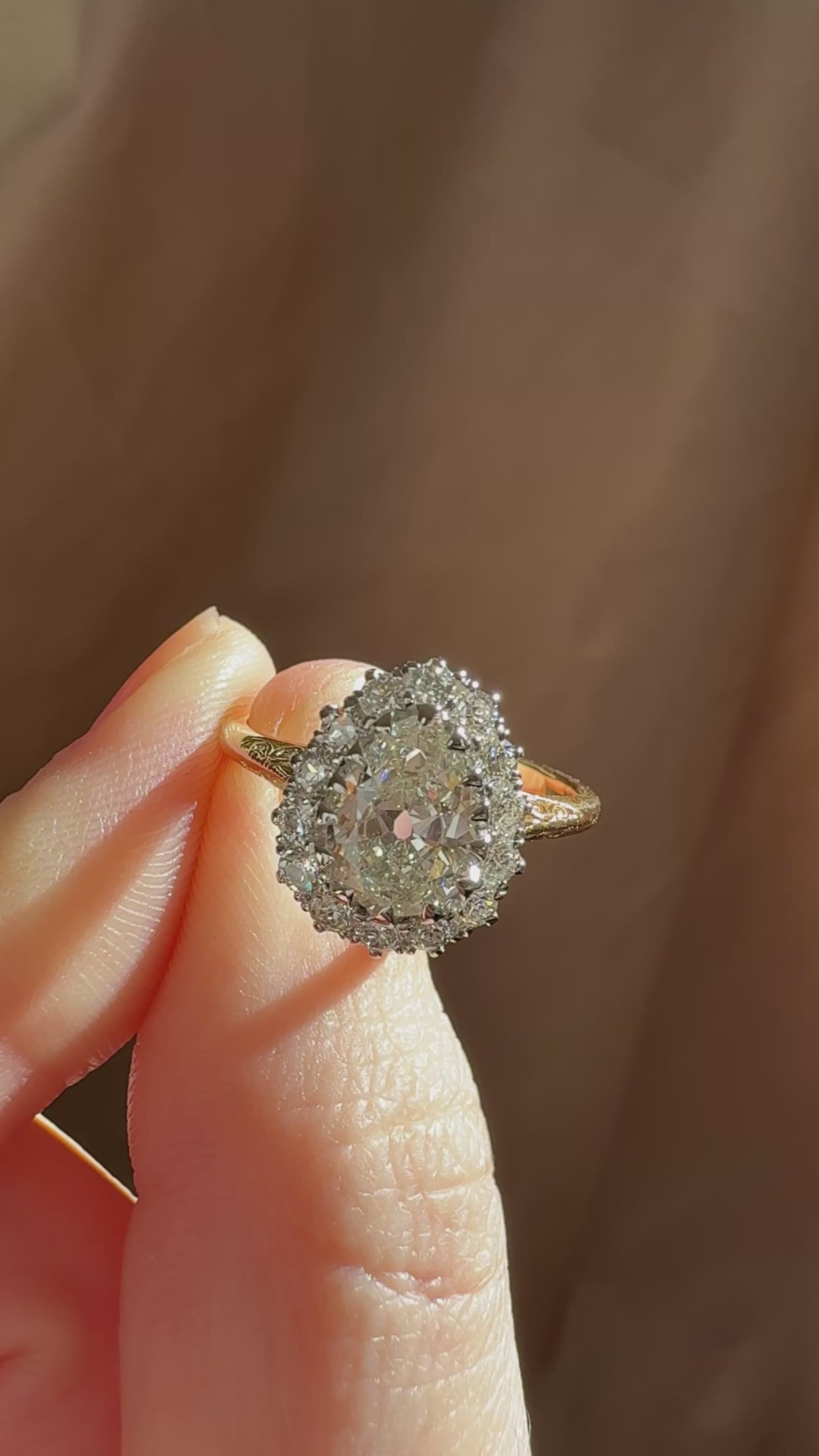 g-h-i color, si-i clarity diamond in two-tone setting