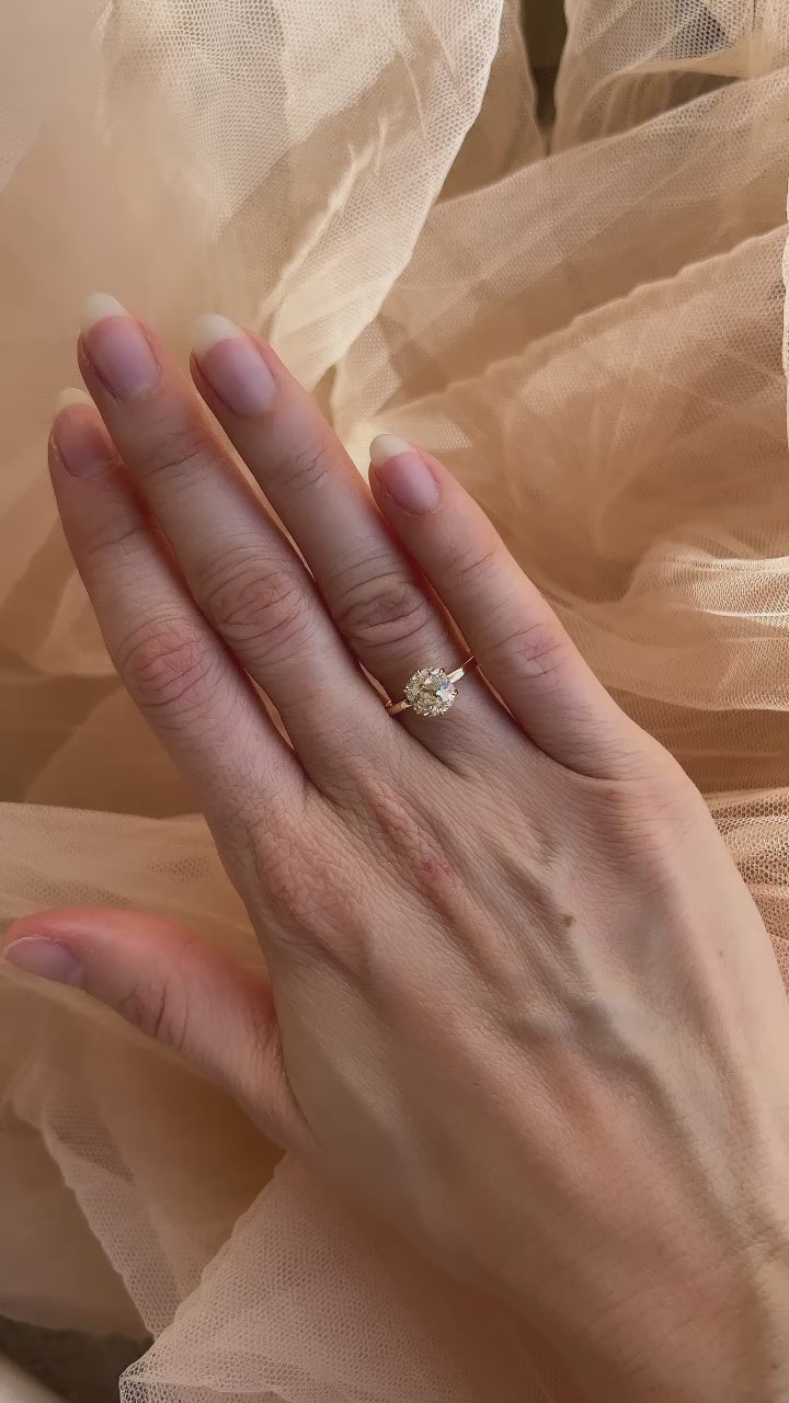 m-z color, si-i clarity diamond in yellow gold setting