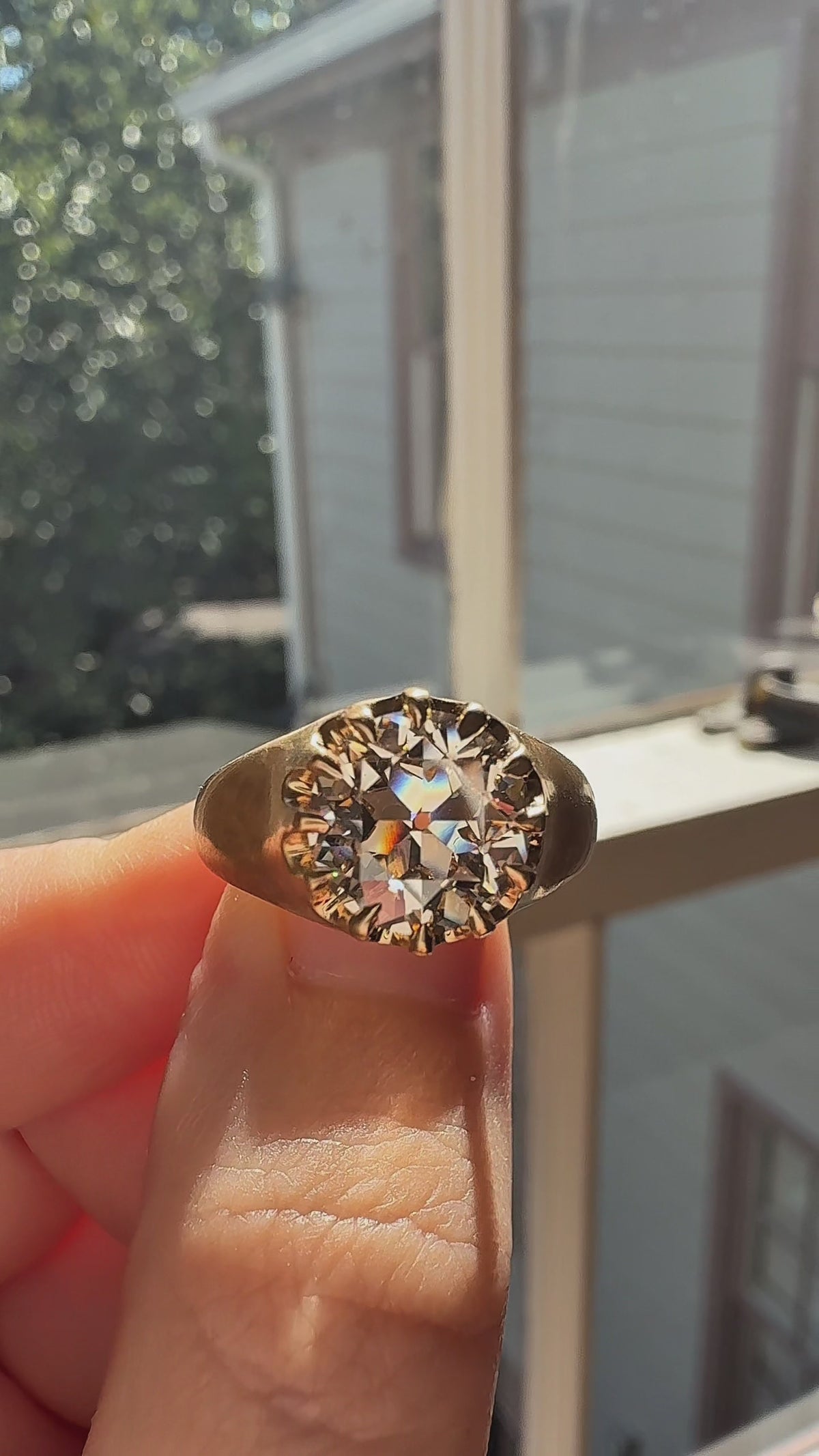 m-z color, si-i clarity diamond in yellow gold setting