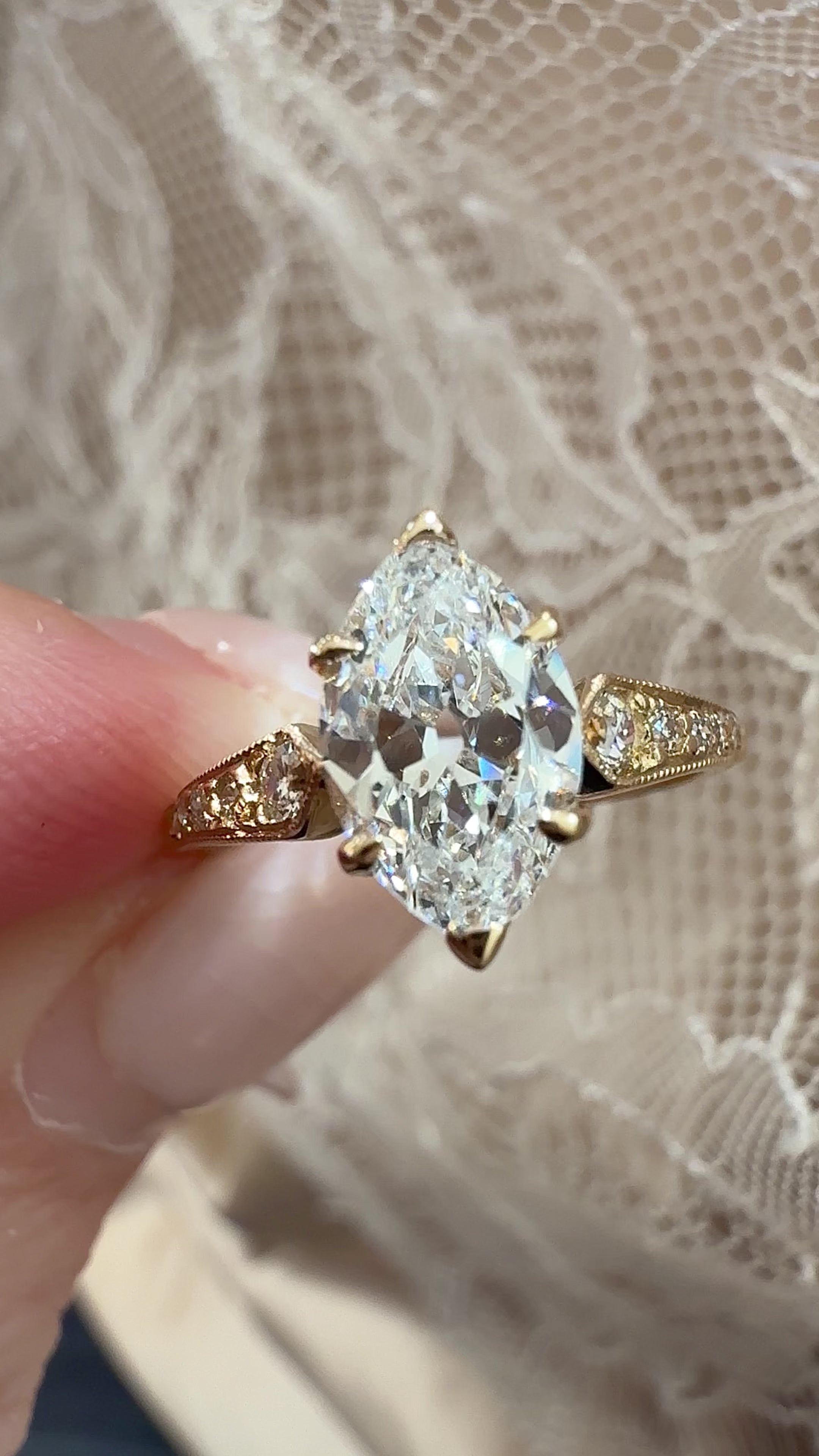 d-e-f color, si-i clarity diamond in yellow gold setting