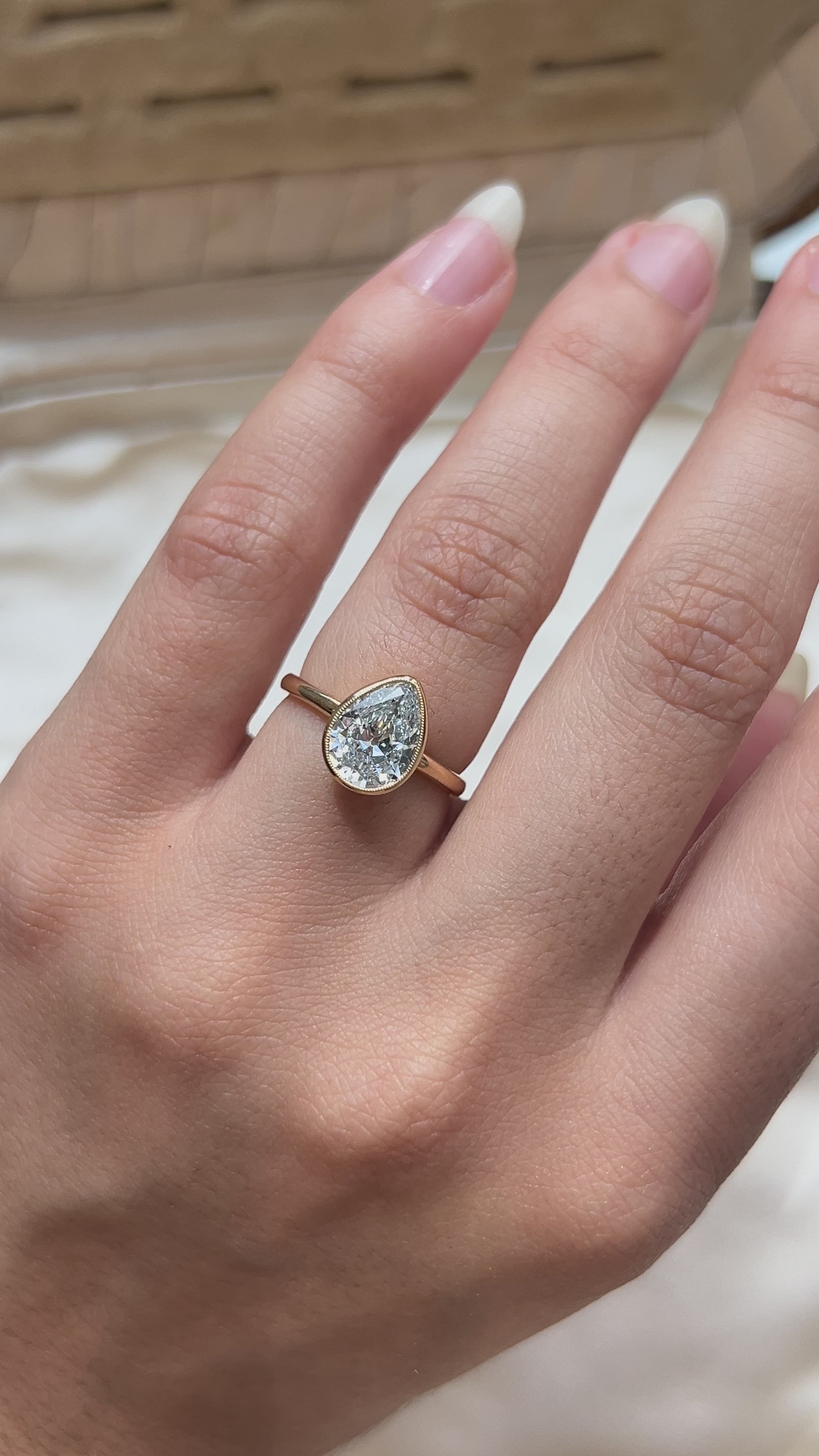 d-e-f color, vs clarity diamond in yellow gold setting