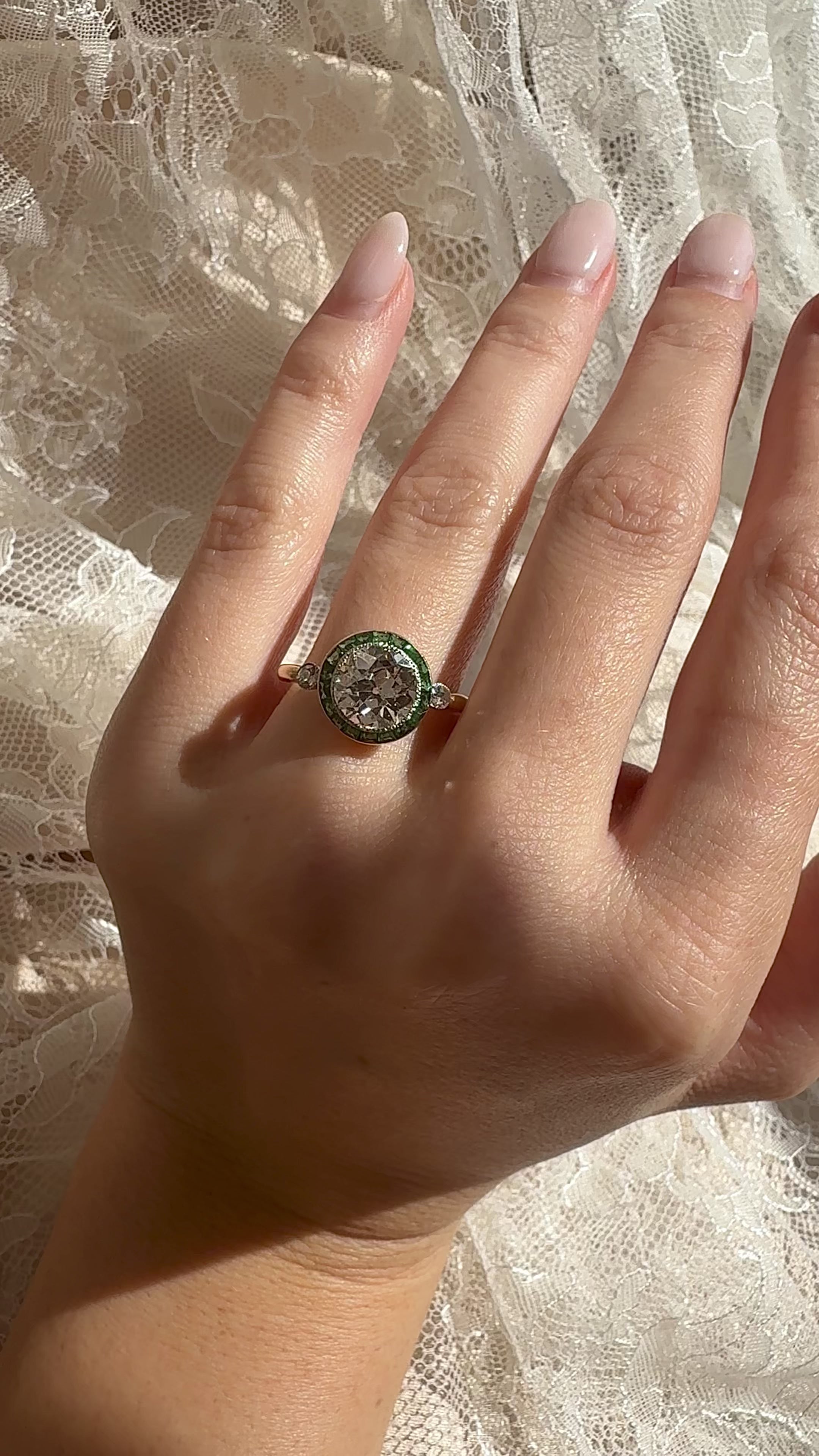 g-h-i color, si-i clarity diamond in two-tone setting