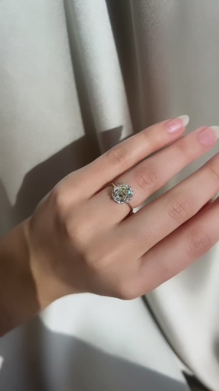 m-z color, vs clarity diamond in two-tone setting