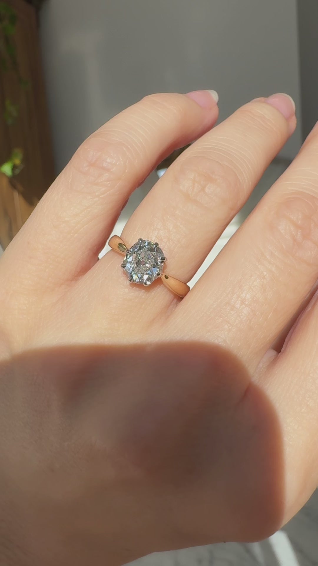 j-k-l color, si-i clarity diamond in two-tone setting