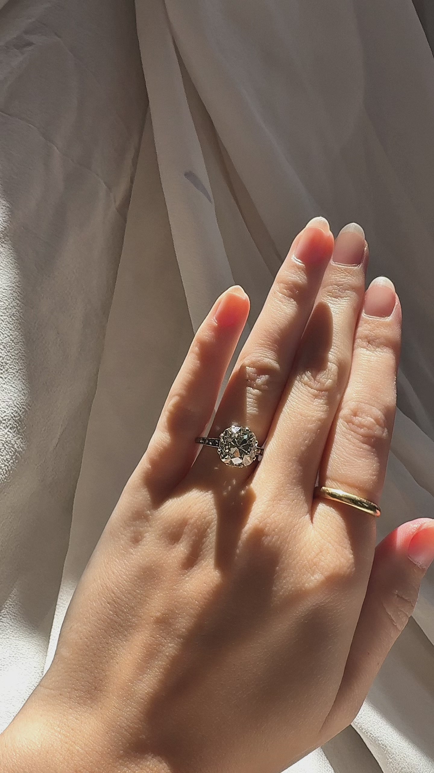 m-z color, si-i clarity diamond in yellow gold setting