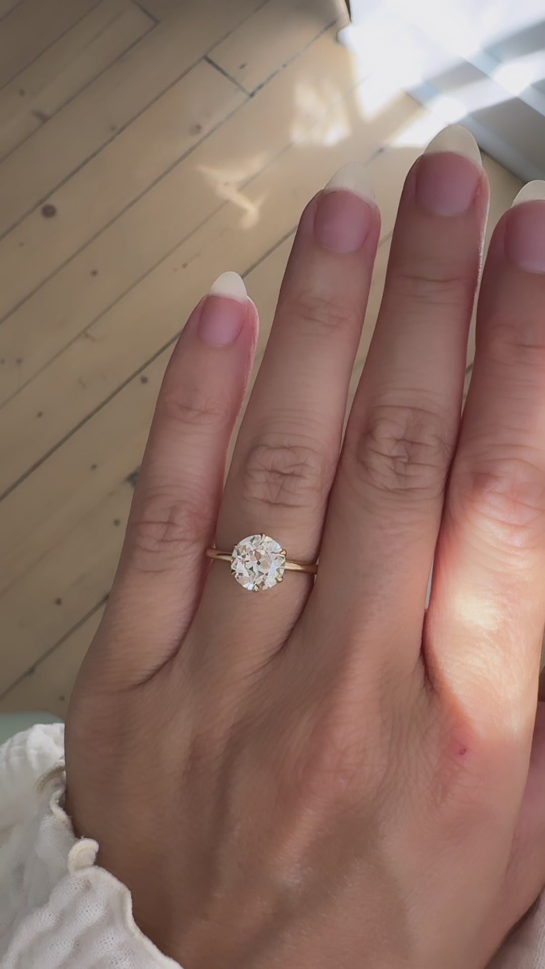 m-z color, vs clarity diamond in yellow gold setting