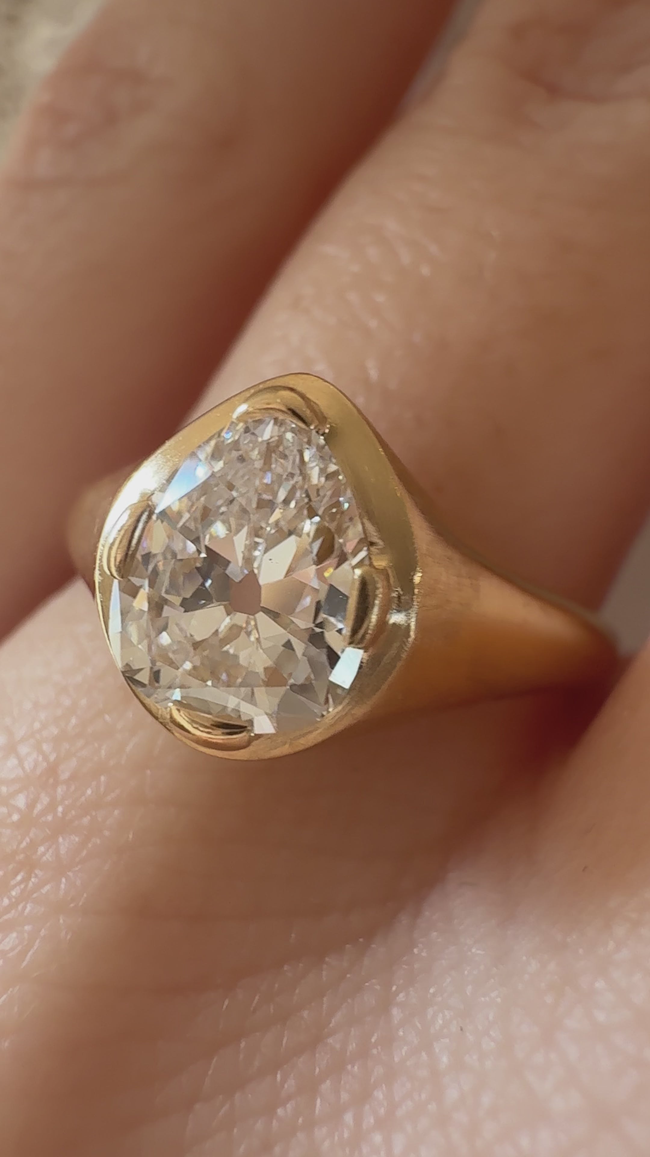 d-e-f color, si-i clarity diamond in yellow gold setting