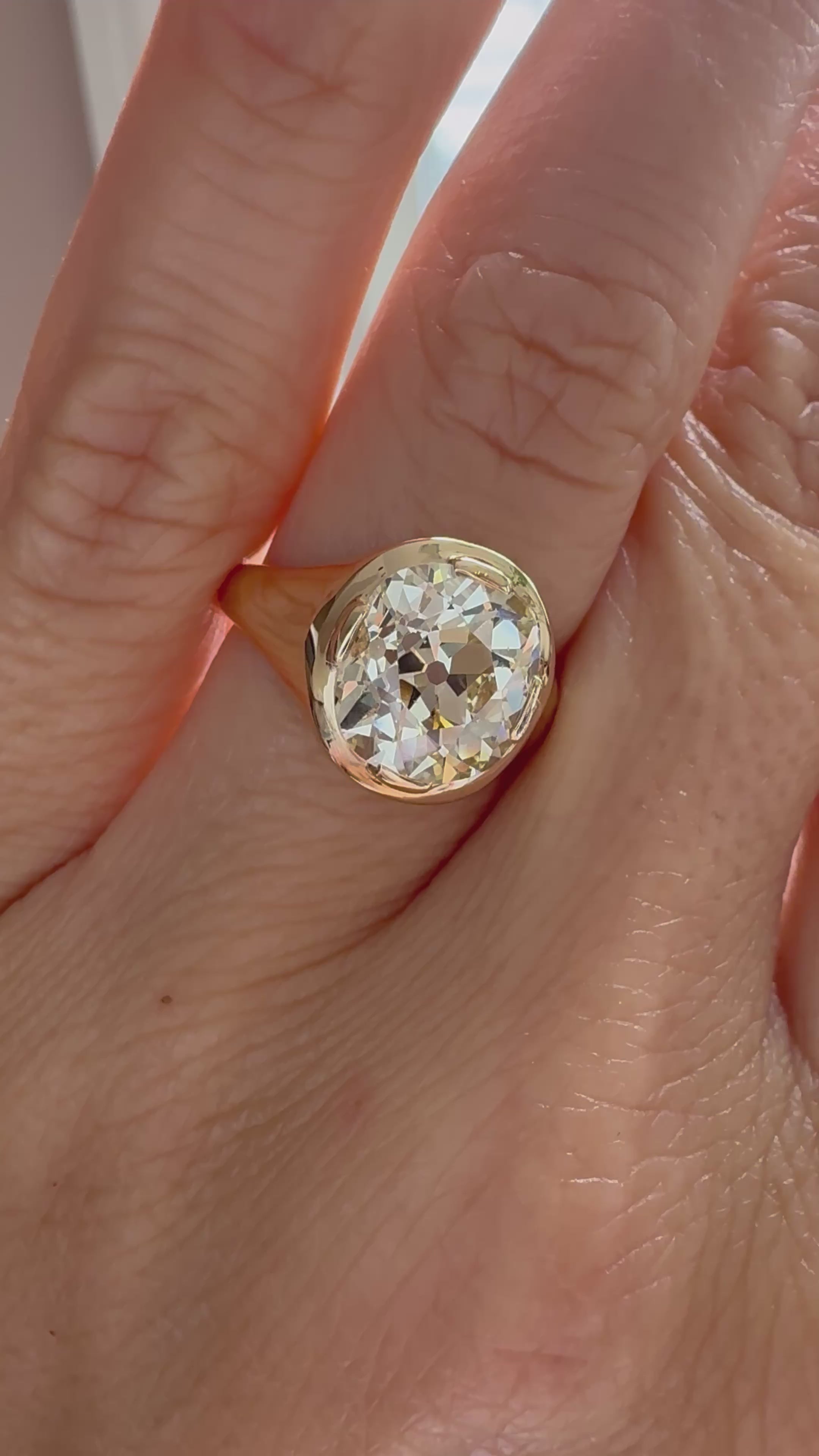 m-z color, vs clarity diamond in yellow gold setting