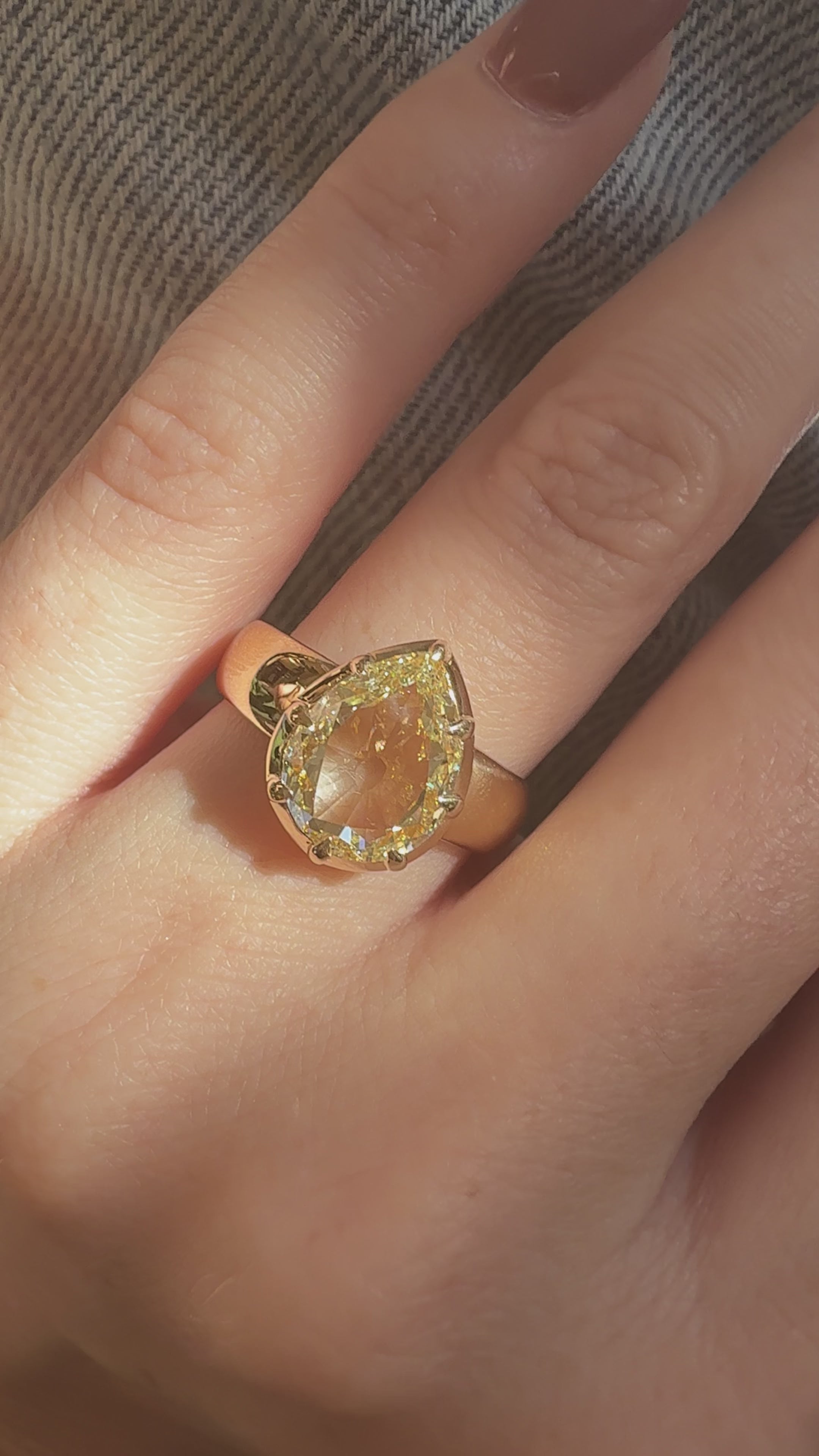 m-z color, si-i clarity diamond in yellow gold setting