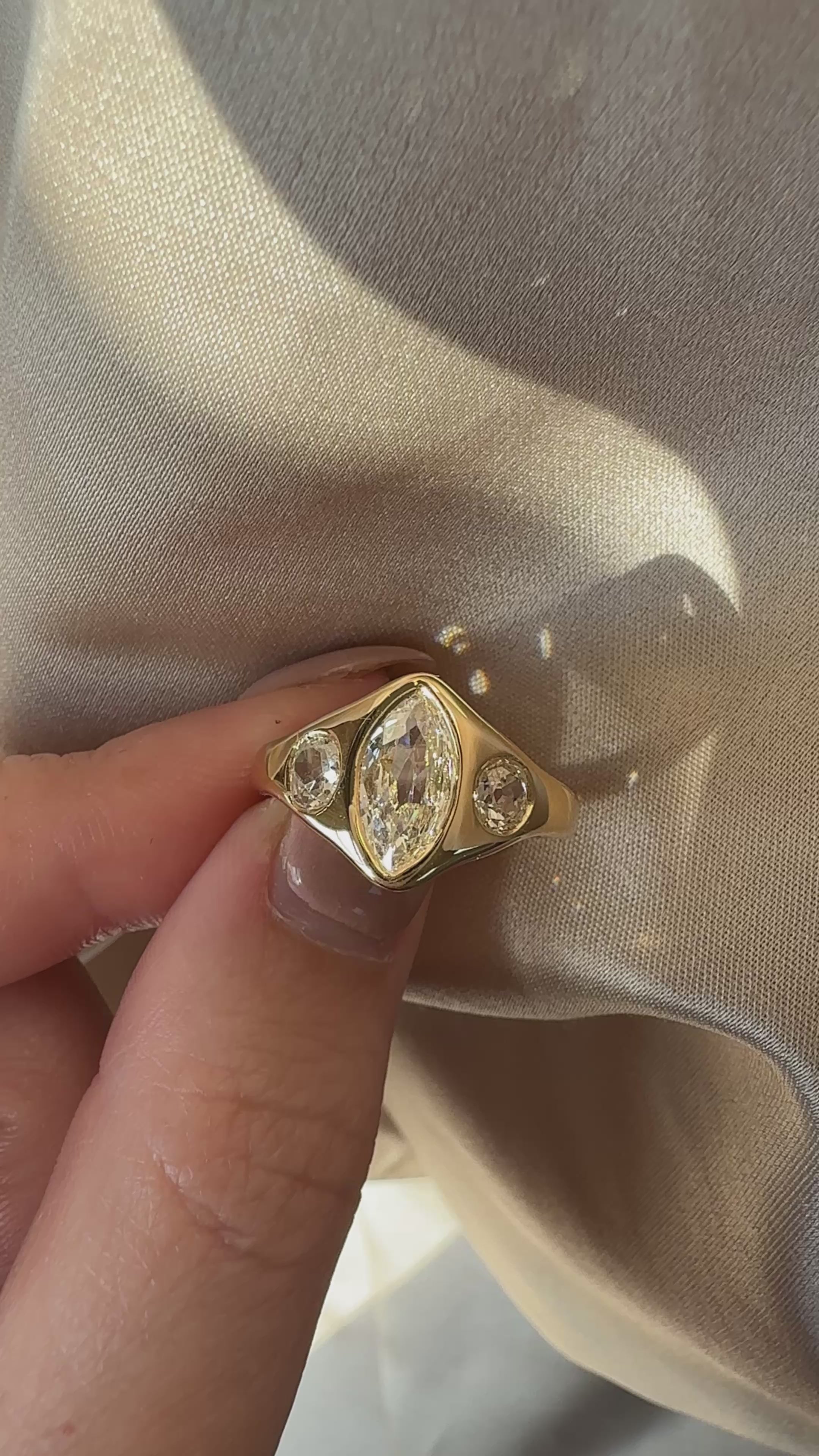 Three-stone Marquise/Oval cut diamond Rings