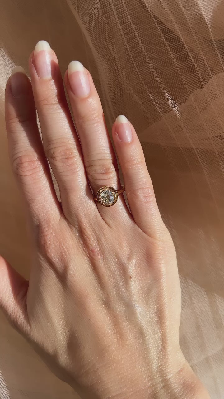 m-z color, vs clarity diamond in yellow gold setting