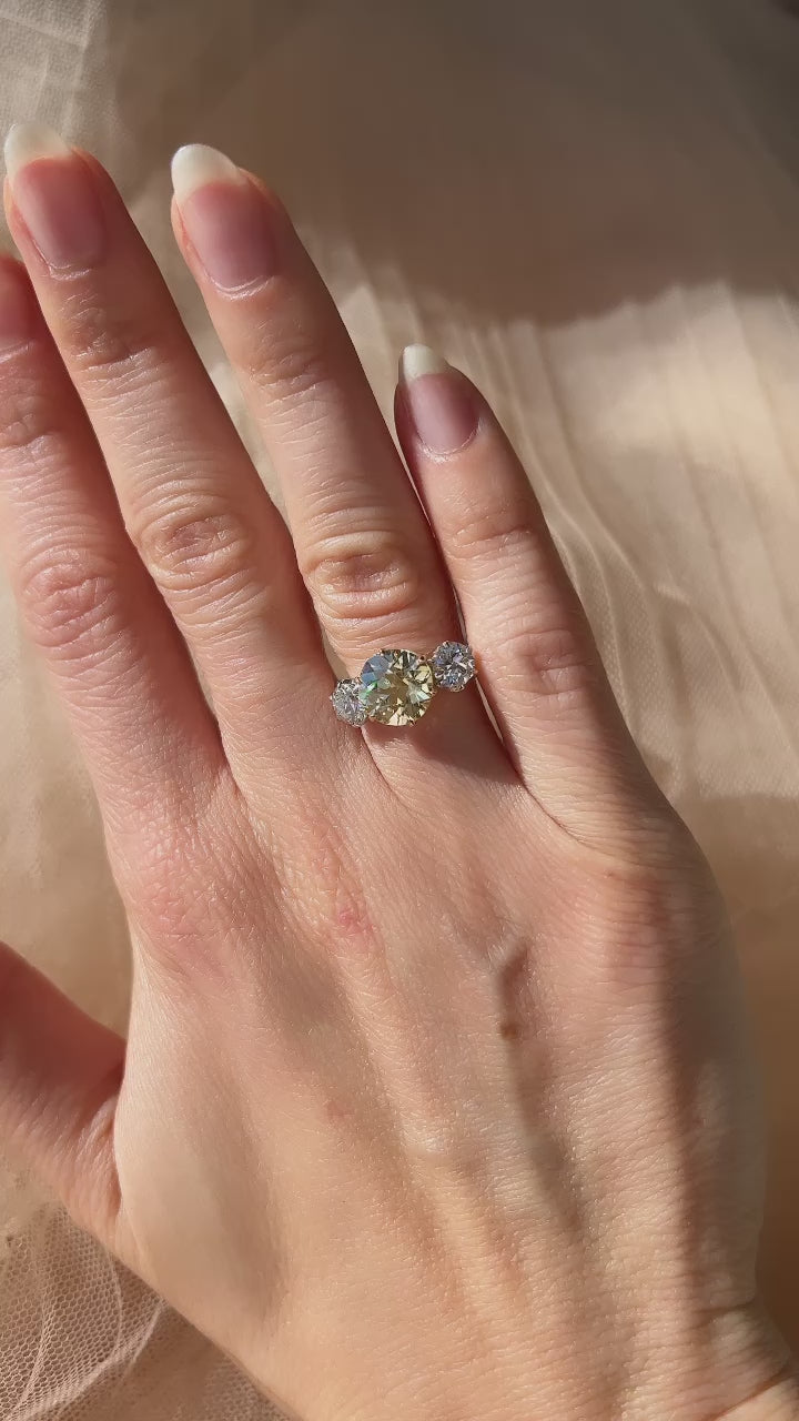 m-z color, vs clarity diamond in two-tone setting