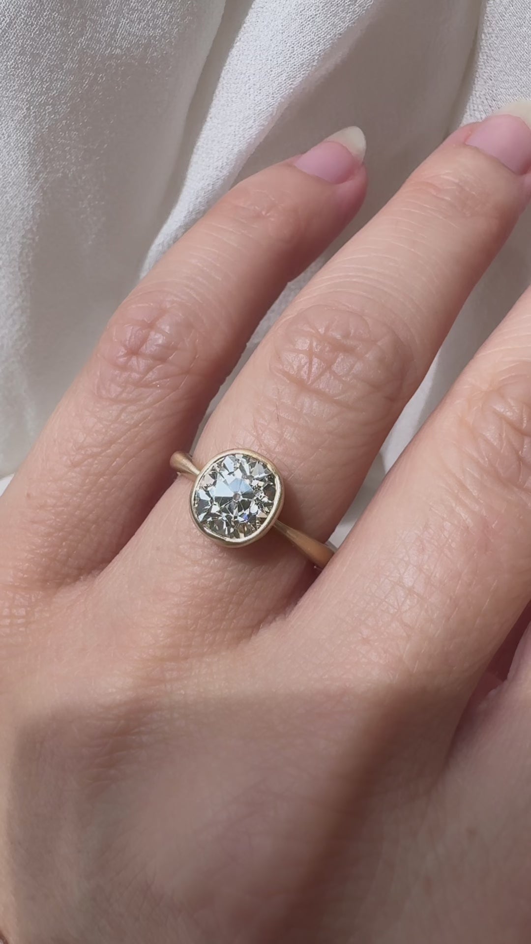 j-k-l color, si-i clarity diamond in yellow gold setting